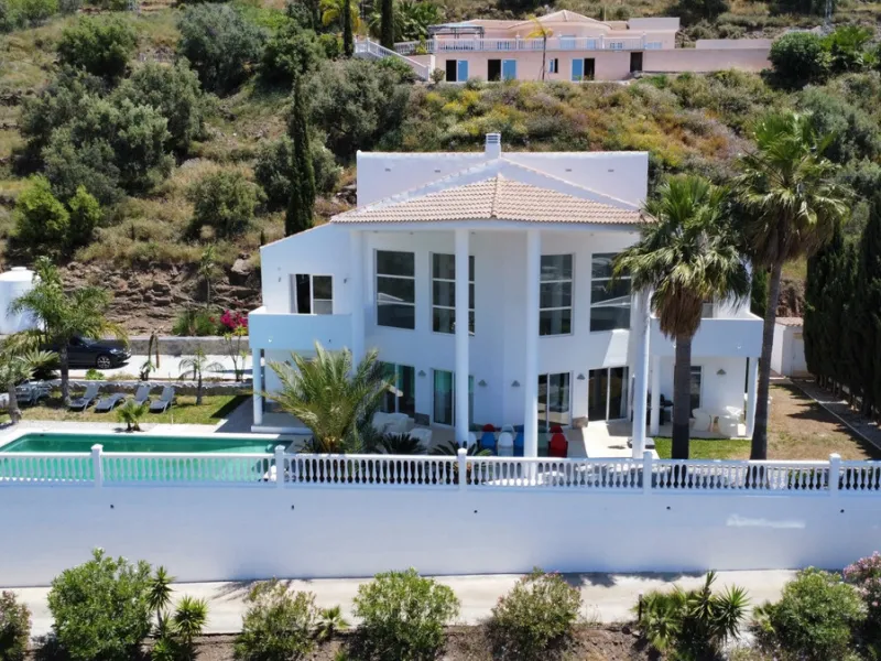 This impressive villa in Málaga, Spain, offers a harmonious blend of space, luxury, and modern design. Spanning 395.8 m2 across two floors, the property boasts 7 bedrooms and 5 bathrooms, making it ideal for large families or those who love to entertain. 