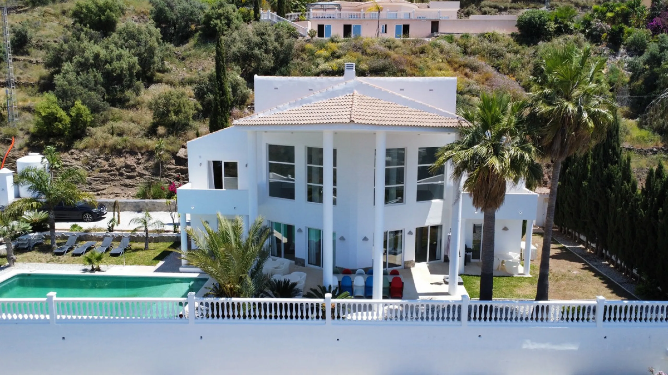 This impressive villa in Málaga, Spain, offers a harmonious blend of space, luxury, and modern design. Spanning 395.8 m2 across two floors, the property boasts 7 bedrooms and 5 bathrooms, making it ideal for large families or those who love to entertain. 