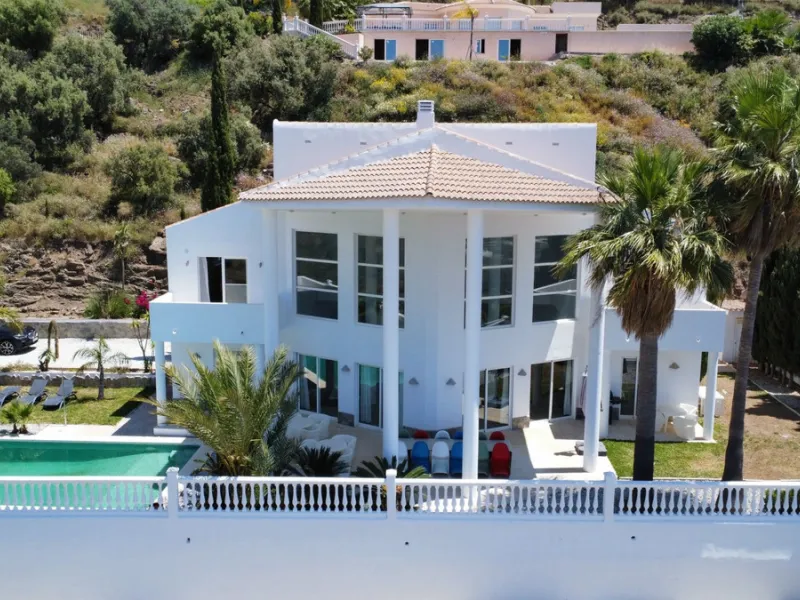 This impressive villa in Málaga, Spain, offers a harmonious blend of space, luxury, and modern design. Spanning 395.8 m2 across two floors, the property boasts 7 bedrooms and 5 bathrooms, making it ideal for large families or those who love to entertain. 