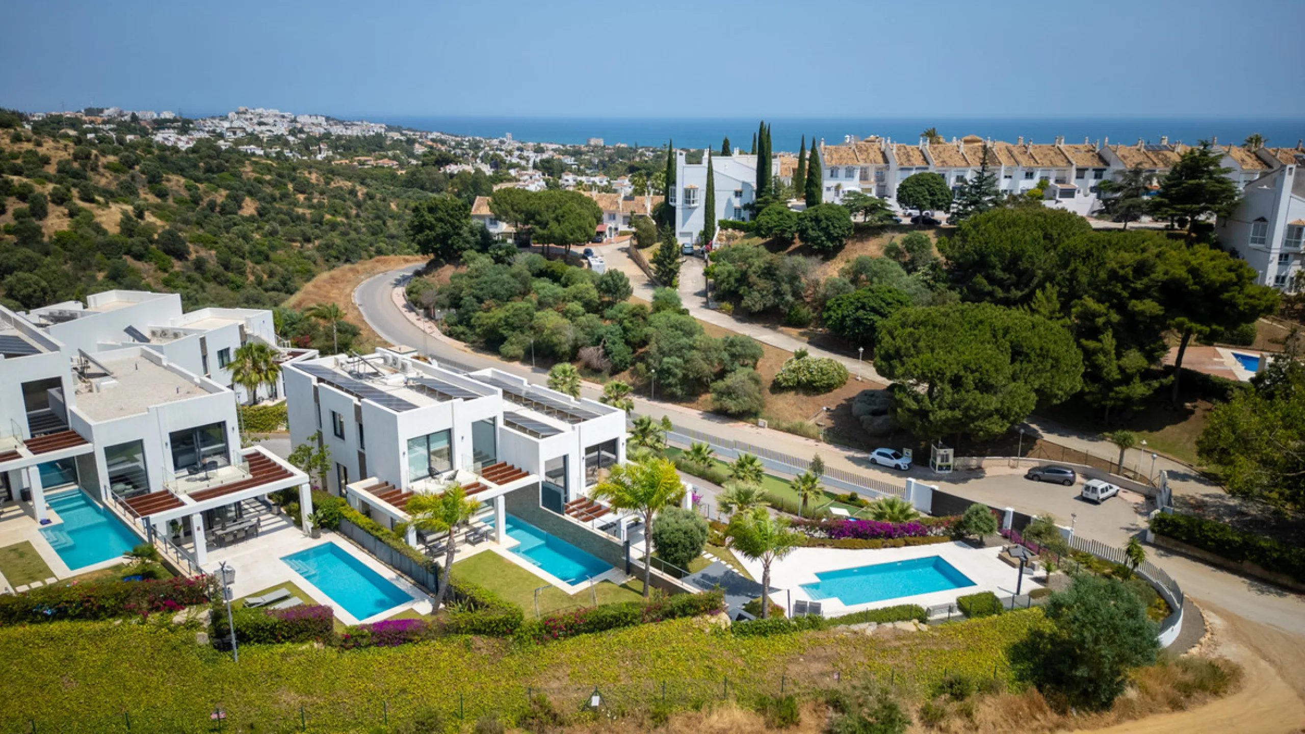 This stunning semi-detached villa offers panoramic views of the Mediterranean Sea and the lush Cabopino Golf Course, set within the exclusive gated community of Green Hill Marbella. Surrounded by rolling Andalusian hills, the home blends sleek modern desi