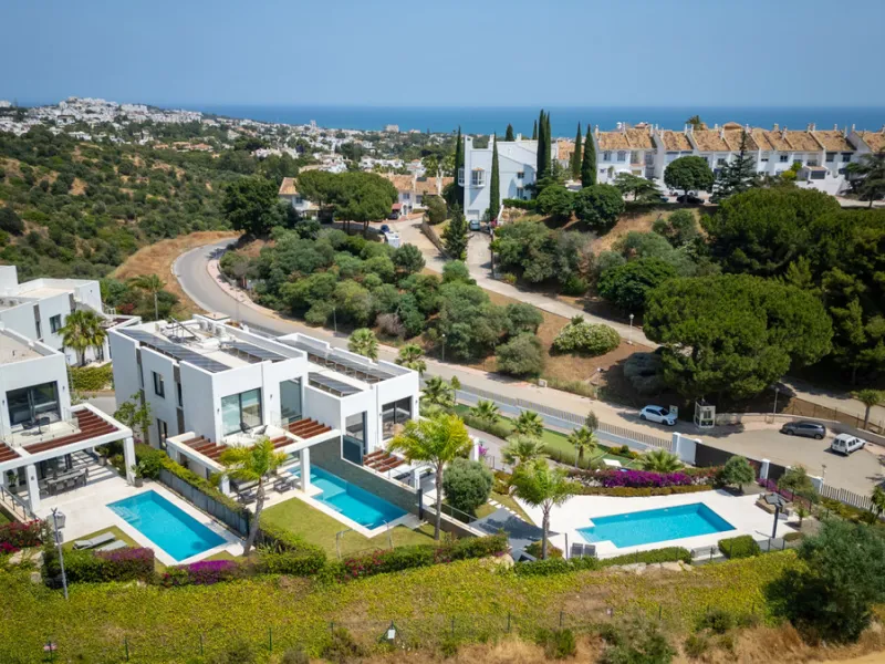 This stunning semi-detached villa offers panoramic views of the Mediterranean Sea and the lush Cabopino Golf Course, set within the exclusive gated community of Green Hill Marbella. Surrounded by rolling Andalusian hills, the home blends sleek modern desi