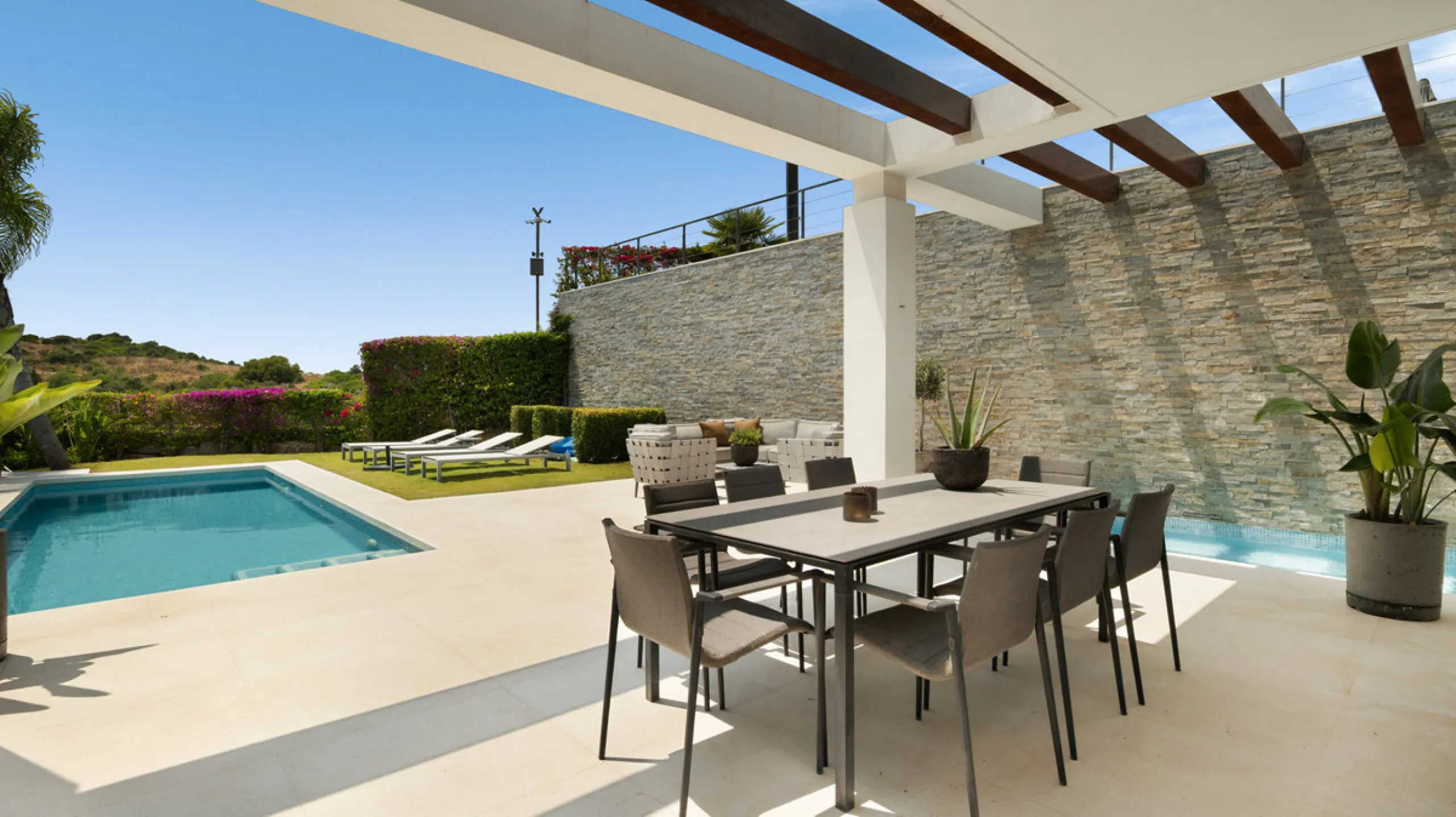 This stunning semi-detached villa offers panoramic views of the Mediterranean Sea and the lush Cabopino Golf Course, set within the exclusive gated community of Green Hill Marbella. Surrounded by rolling Andalusian hills, the home blends sleek modern desi