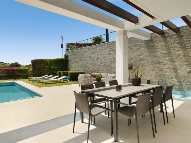 This stunning semi-detached villa offers panoramic views of the Mediterranean Sea and the lush Cabopino Golf Course, set within the exclusive gated community of Green Hill Marbella. Surrounded by rolling Andalusian hills, the home blends sleek modern desi