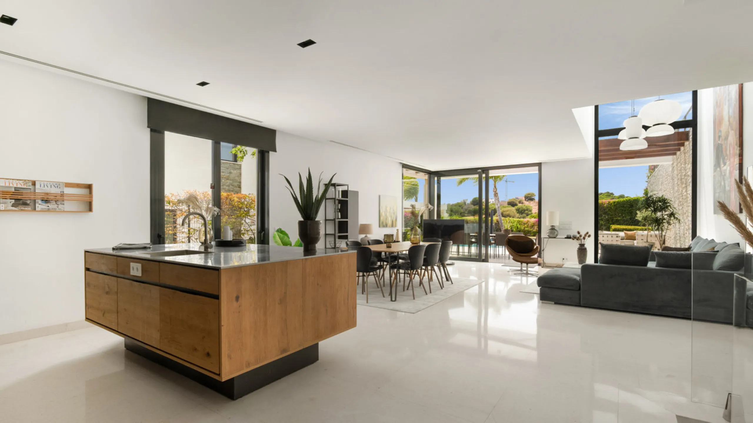 This stunning semi-detached villa offers panoramic views of the Mediterranean Sea and the lush Cabopino Golf Course, set within the exclusive gated community of Green Hill Marbella. Surrounded by rolling Andalusian hills, the home blends sleek modern desi