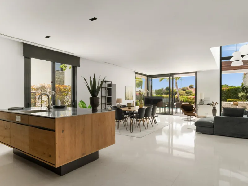 This stunning semi-detached villa offers panoramic views of the Mediterranean Sea and the lush Cabopino Golf Course, set within the exclusive gated community of Green Hill Marbella. Surrounded by rolling Andalusian hills, the home blends sleek modern desi
