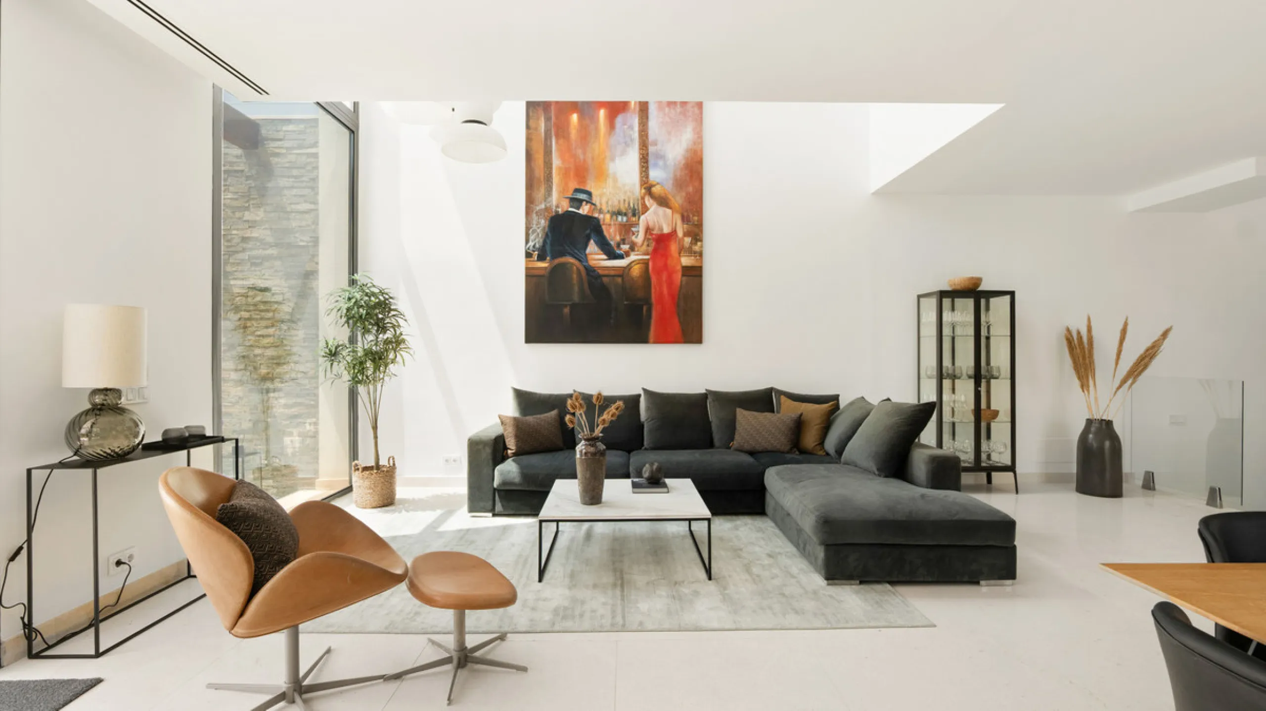 This stunning semi-detached villa offers panoramic views of the Mediterranean Sea and the lush Cabopino Golf Course, set within the exclusive gated community of Green Hill Marbella. Surrounded by rolling Andalusian hills, the home blends sleek modern desi