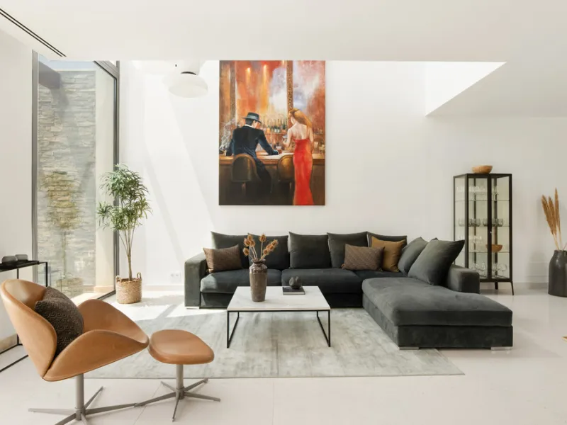 This stunning semi-detached villa offers panoramic views of the Mediterranean Sea and the lush Cabopino Golf Course, set within the exclusive gated community of Green Hill Marbella. Surrounded by rolling Andalusian hills, the home blends sleek modern desi