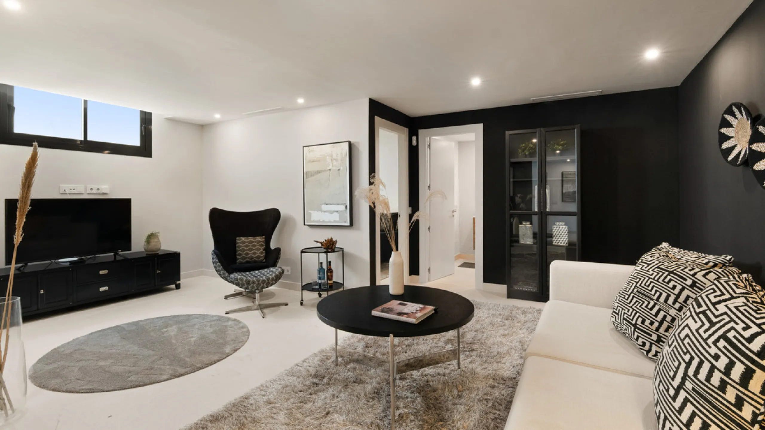 This stunning semi-detached villa offers panoramic views of the Mediterranean Sea and the lush Cabopino Golf Course, set within the exclusive gated community of Green Hill Marbella. Surrounded by rolling Andalusian hills, the home blends sleek modern desi