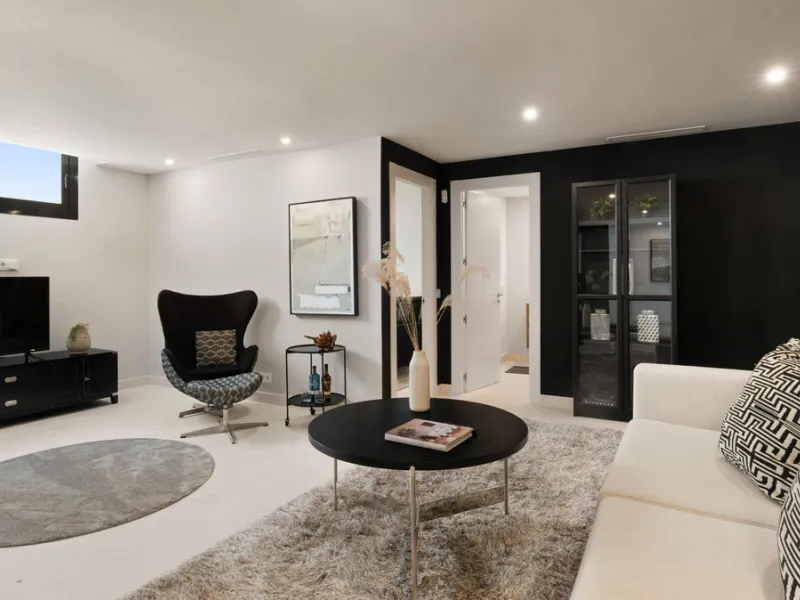 This stunning semi-detached villa offers panoramic views of the Mediterranean Sea and the lush Cabopino Golf Course, set within the exclusive gated community of Green Hill Marbella. Surrounded by rolling Andalusian hills, the home blends sleek modern desi