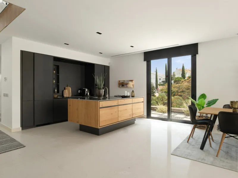 This stunning semi-detached villa offers panoramic views of the Mediterranean Sea and the lush Cabopino Golf Course, set within the exclusive gated community of Green Hill Marbella. Surrounded by rolling Andalusian hills, the home blends sleek modern desi