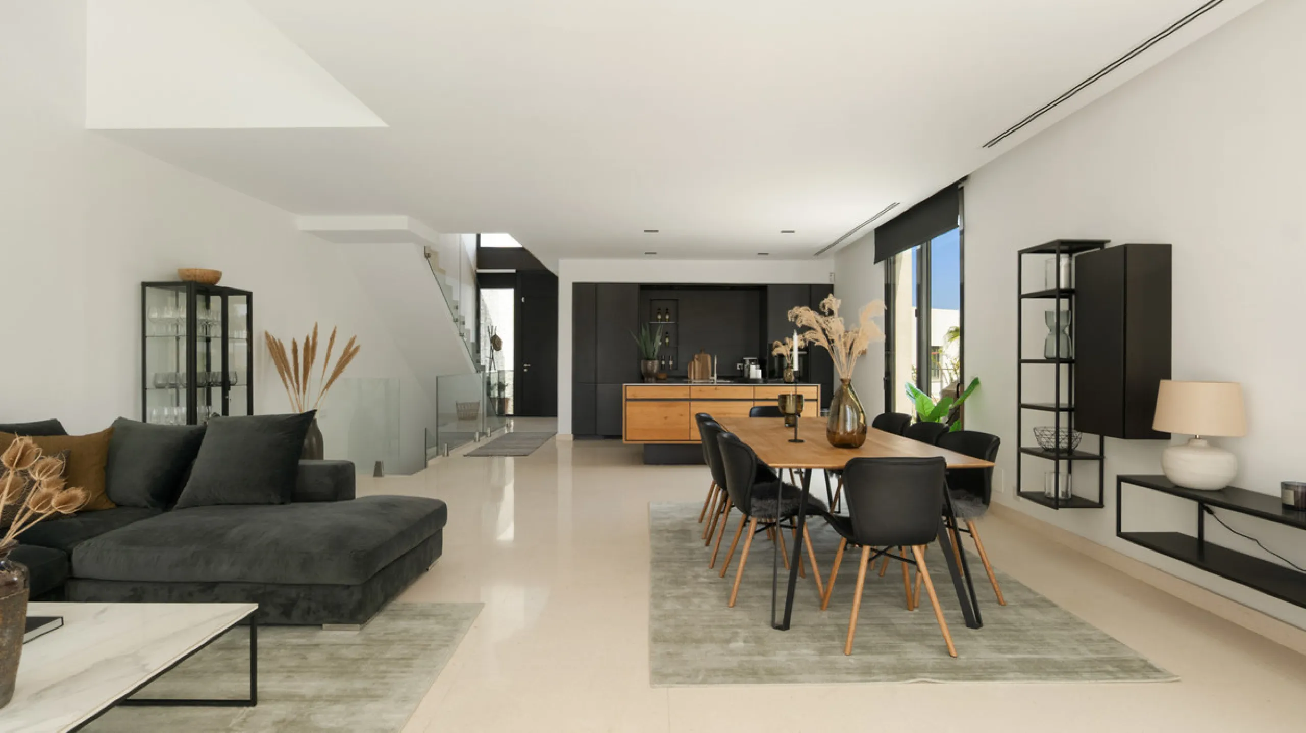 This stunning semi-detached villa offers panoramic views of the Mediterranean Sea and the lush Cabopino Golf Course, set within the exclusive gated community of Green Hill Marbella. Surrounded by rolling Andalusian hills, the home blends sleek modern desi