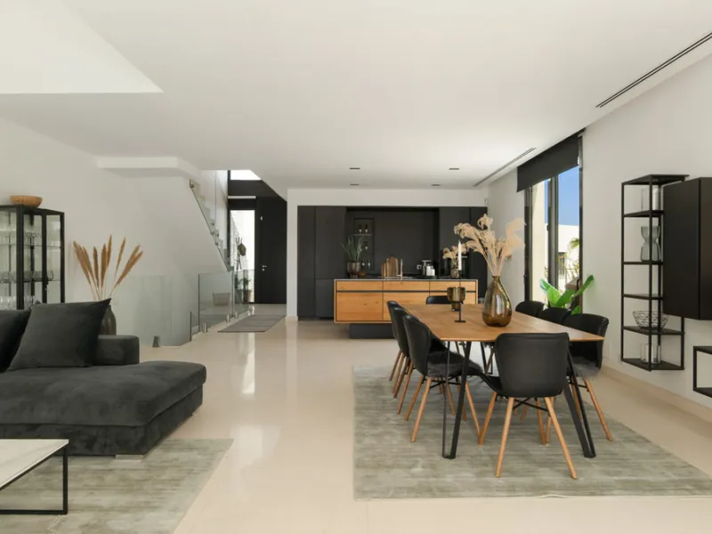 This stunning semi-detached villa offers panoramic views of the Mediterranean Sea and the lush Cabopino Golf Course, set within the exclusive gated community of Green Hill Marbella. Surrounded by rolling Andalusian hills, the home blends sleek modern desi