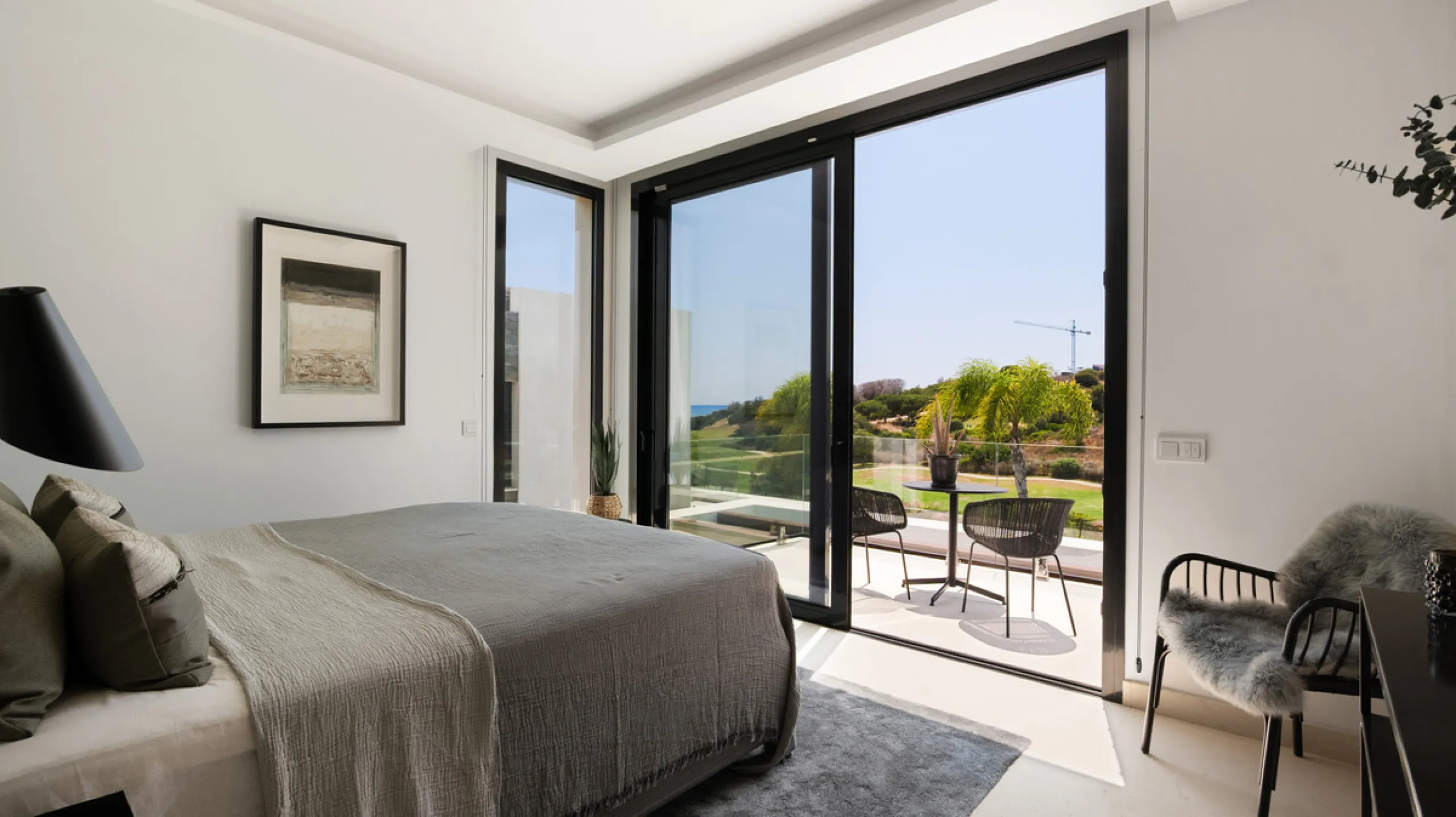 This stunning semi-detached villa offers panoramic views of the Mediterranean Sea and the lush Cabopino Golf Course, set within the exclusive gated community of Green Hill Marbella. Surrounded by rolling Andalusian hills, the home blends sleek modern desi