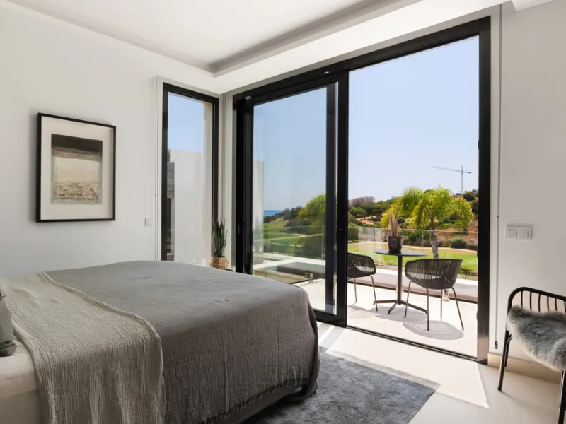 This stunning semi-detached villa offers panoramic views of the Mediterranean Sea and the lush Cabopino Golf Course, set within the exclusive gated community of Green Hill Marbella. Surrounded by rolling Andalusian hills, the home blends sleek modern desi