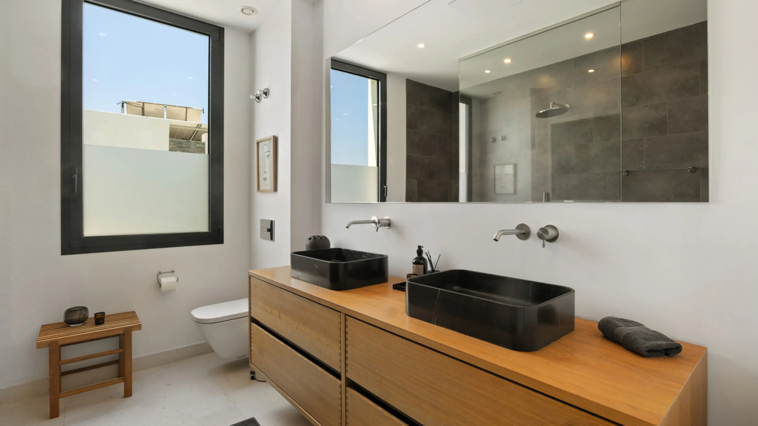 This stunning semi-detached villa offers panoramic views of the Mediterranean Sea and the lush Cabopino Golf Course, set within the exclusive gated community of Green Hill Marbella. Surrounded by rolling Andalusian hills, the home blends sleek modern desi
