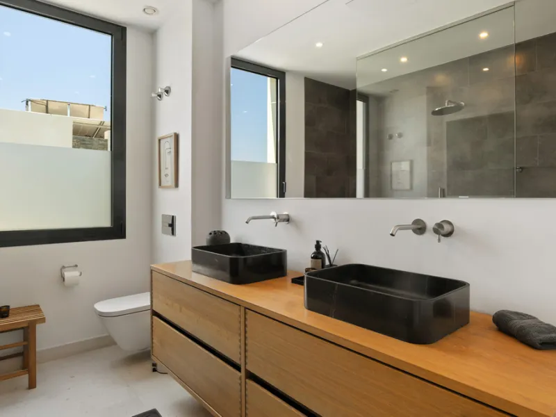 This stunning semi-detached villa offers panoramic views of the Mediterranean Sea and the lush Cabopino Golf Course, set within the exclusive gated community of Green Hill Marbella. Surrounded by rolling Andalusian hills, the home blends sleek modern desi