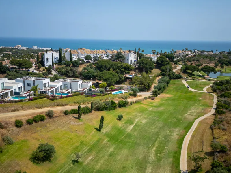 This stunning semi-detached villa offers panoramic views of the Mediterranean Sea and the lush Cabopino Golf Course, set within the exclusive gated community of Green Hill Marbella. Surrounded by rolling Andalusian hills, the home blends sleek modern desi