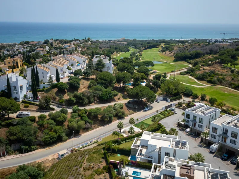 This stunning semi-detached villa offers panoramic views of the Mediterranean Sea and the lush Cabopino Golf Course, set within the exclusive gated community of Green Hill Marbella. Surrounded by rolling Andalusian hills, the home blends sleek modern desi