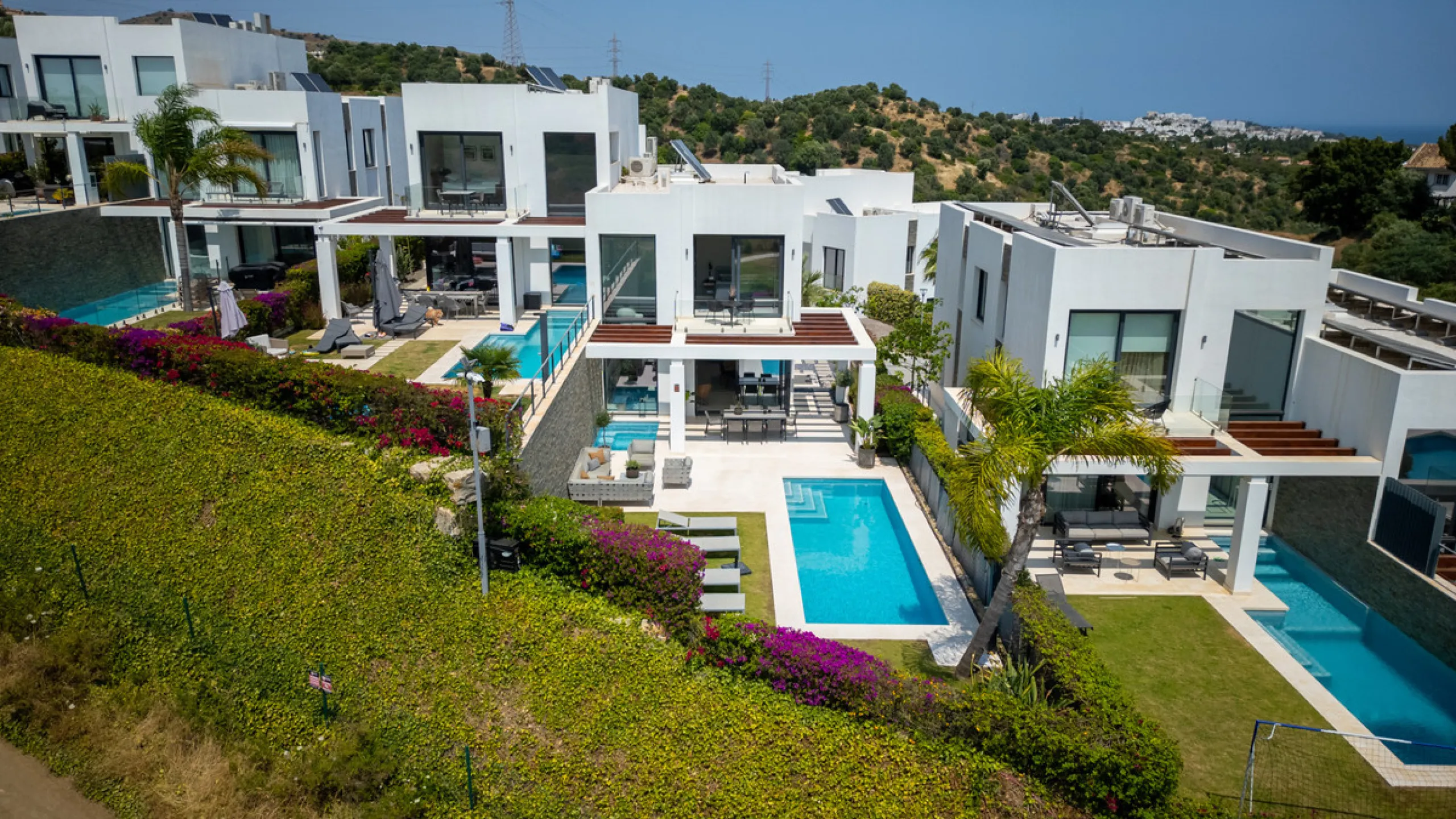This stunning semi-detached villa offers panoramic views of the Mediterranean Sea and the lush Cabopino Golf Course, set within the exclusive gated community of Green Hill Marbella. Surrounded by rolling Andalusian hills, the home blends sleek modern desi