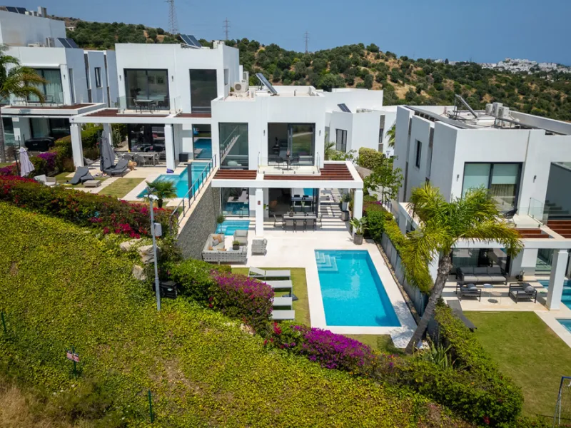 This stunning semi-detached villa offers panoramic views of the Mediterranean Sea and the lush Cabopino Golf Course, set within the exclusive gated community of Green Hill Marbella. Surrounded by rolling Andalusian hills, the home blends sleek modern desi