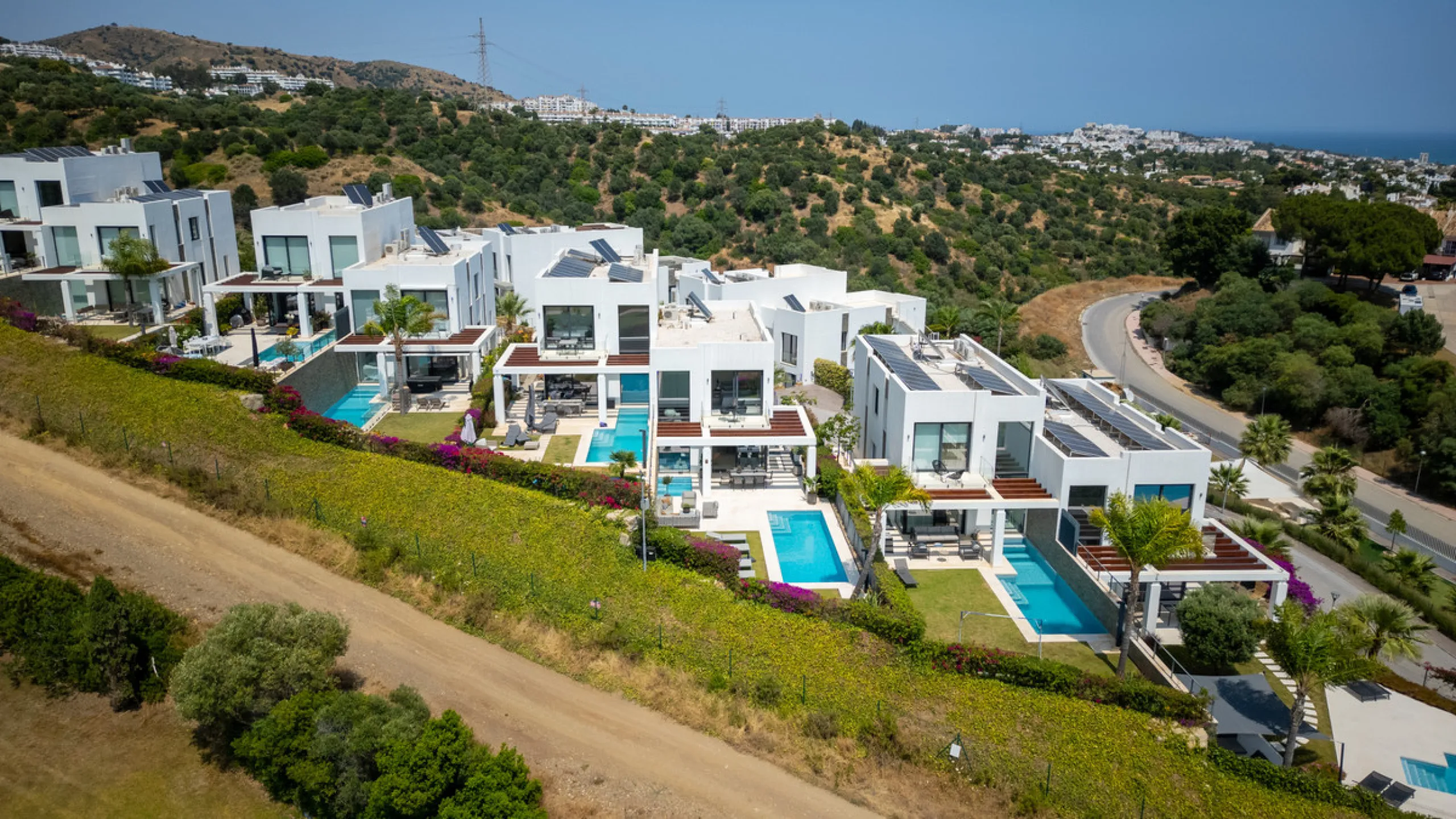 This stunning semi-detached villa offers panoramic views of the Mediterranean Sea and the lush Cabopino Golf Course, set within the exclusive gated community of Green Hill Marbella. Surrounded by rolling Andalusian hills, the home blends sleek modern desi