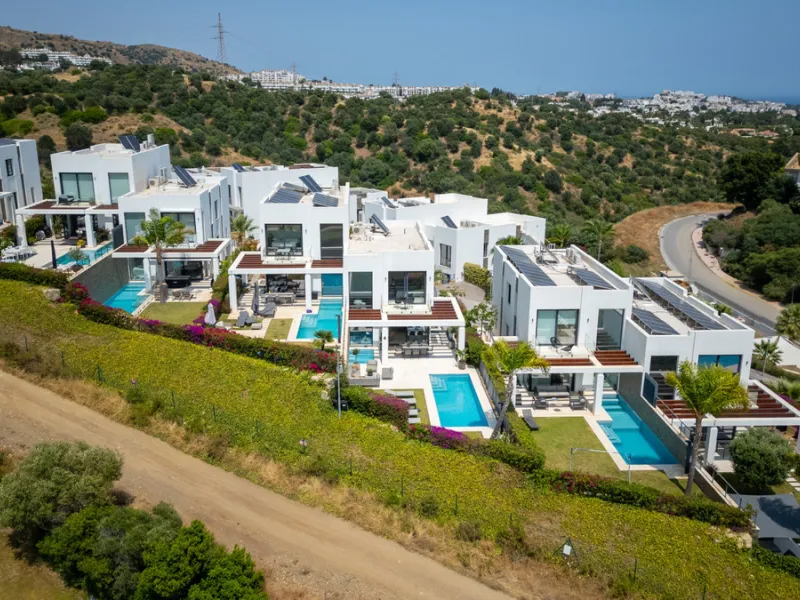 This stunning semi-detached villa offers panoramic views of the Mediterranean Sea and the lush Cabopino Golf Course, set within the exclusive gated community of Green Hill Marbella. Surrounded by rolling Andalusian hills, the home blends sleek modern desi