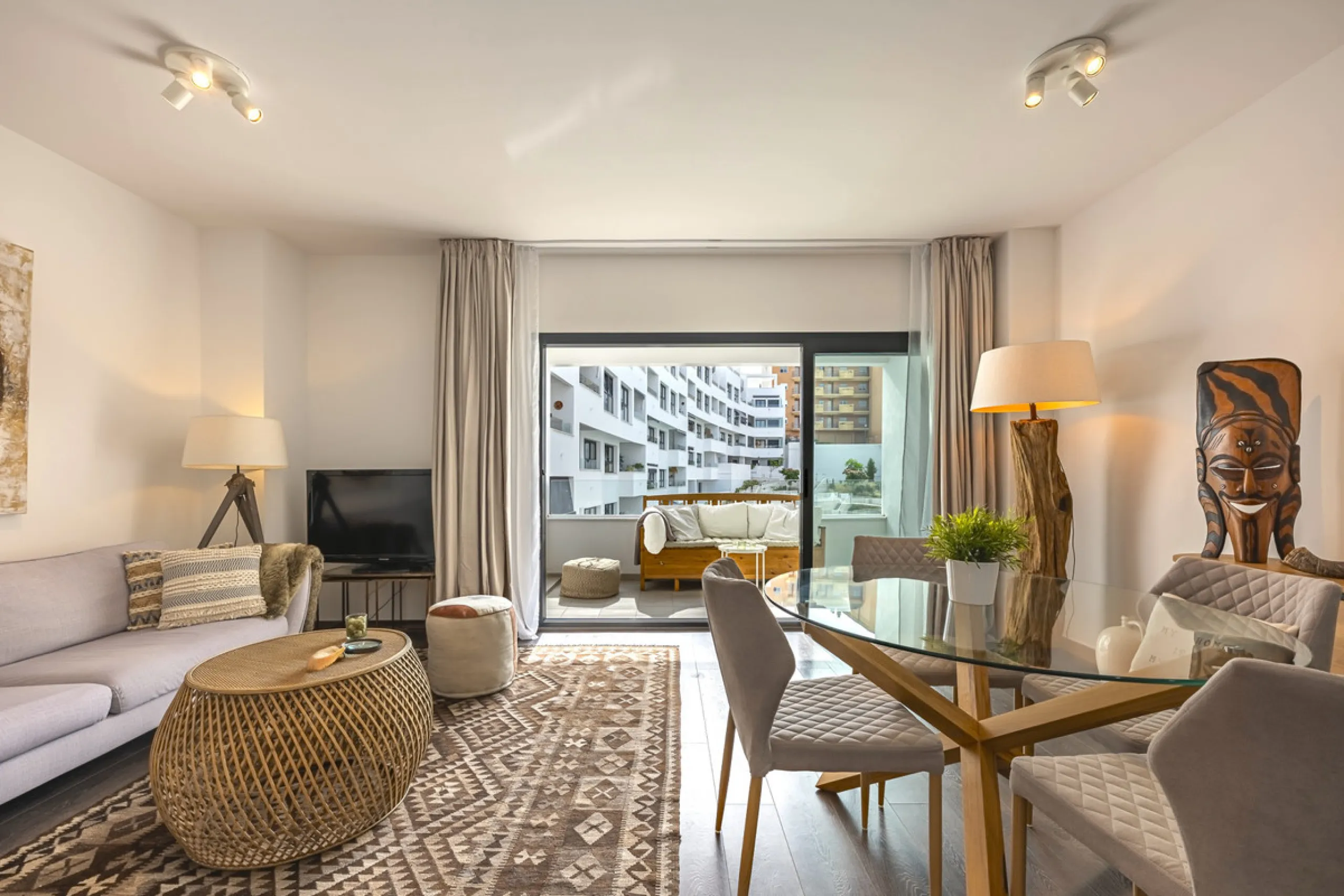 Apartment - Middle Floor Apartment в продаже в Estepona, Málaga. В доме 2 спален и 3 ванных комнат. Площадь дома 98 м²