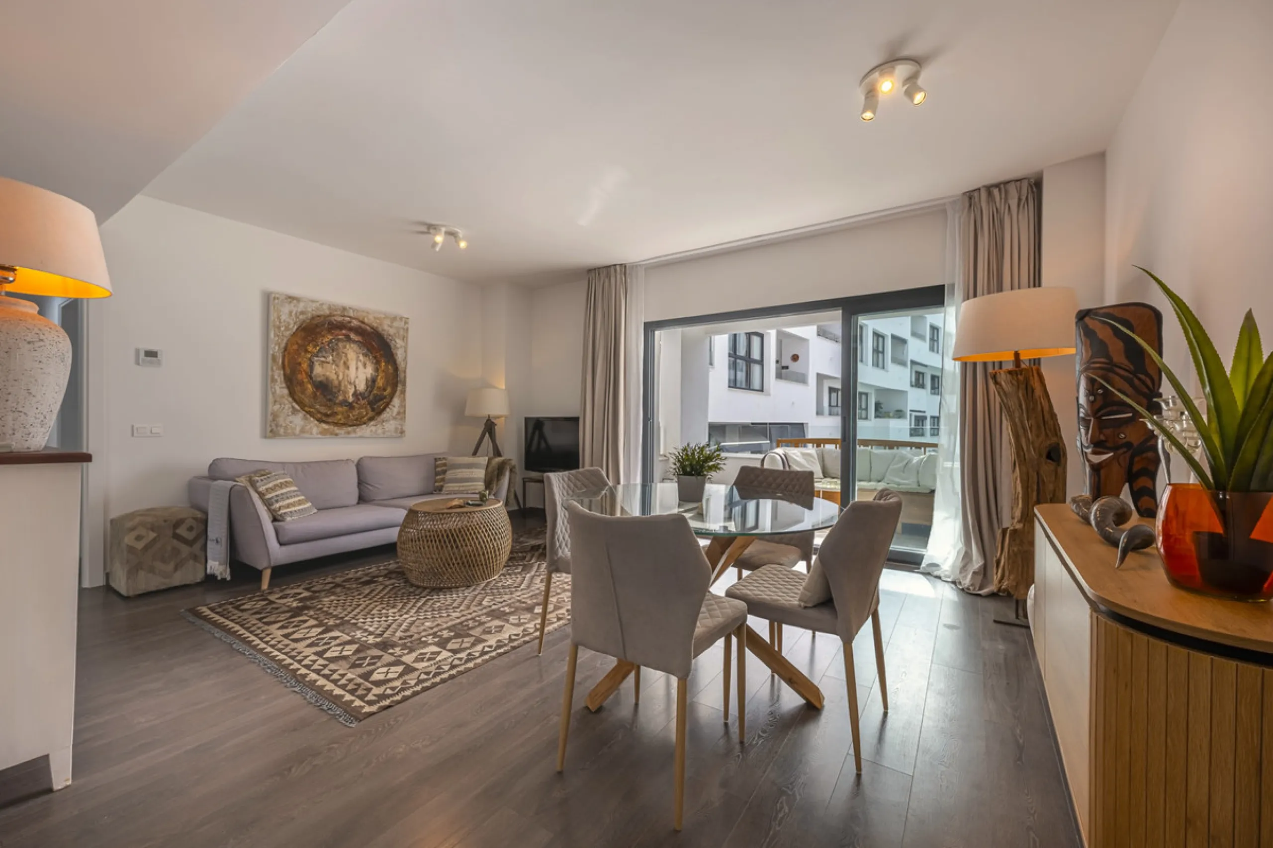 Apartment - Middle Floor Apartment в продаже в Estepona, Málaga. В доме 2 спален и 3 ванных комнат. Площадь дома 98 м²