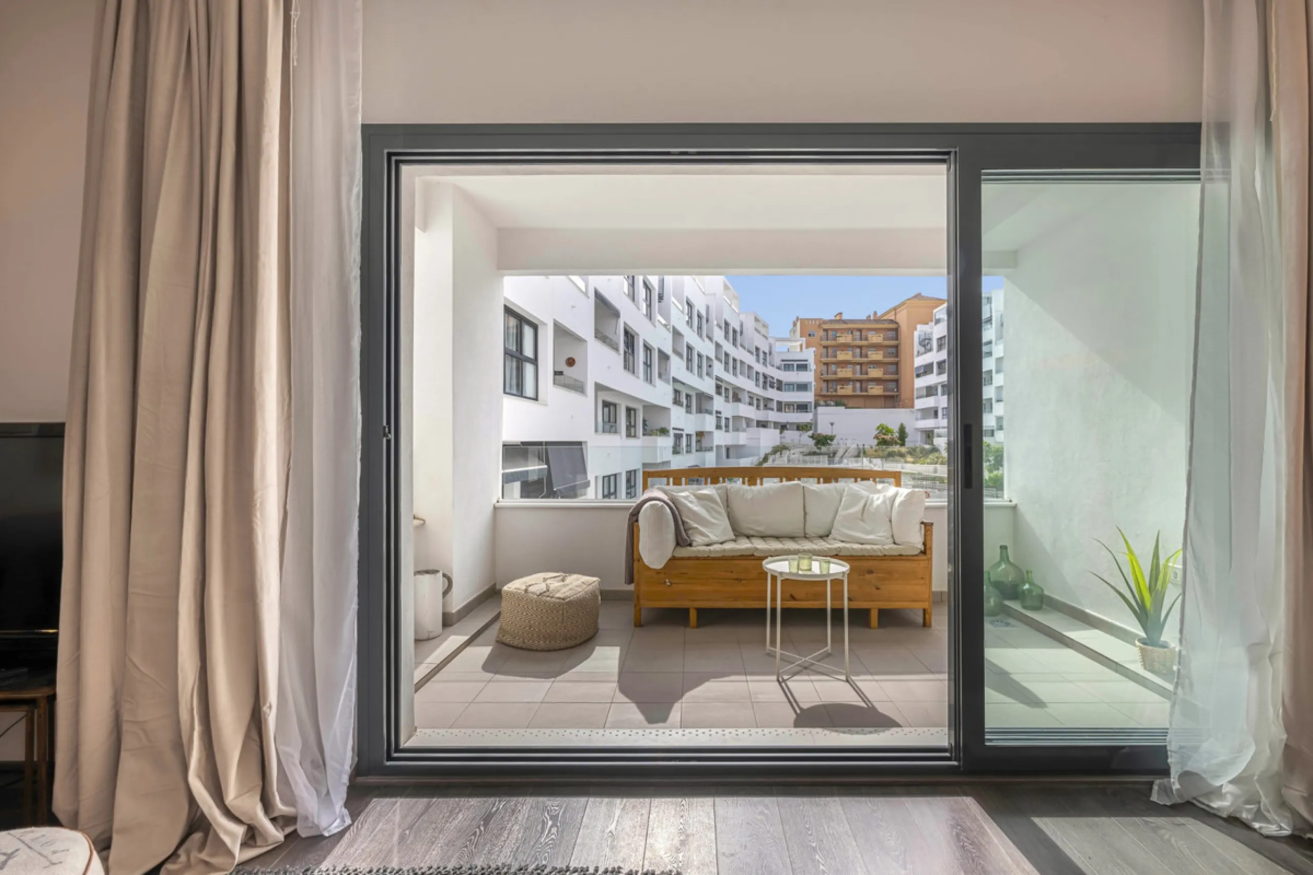 Apartment - Middle Floor Apartment в продаже в Estepona, Málaga. В доме 2 спален и 3 ванных комнат. Площадь дома 98 м²