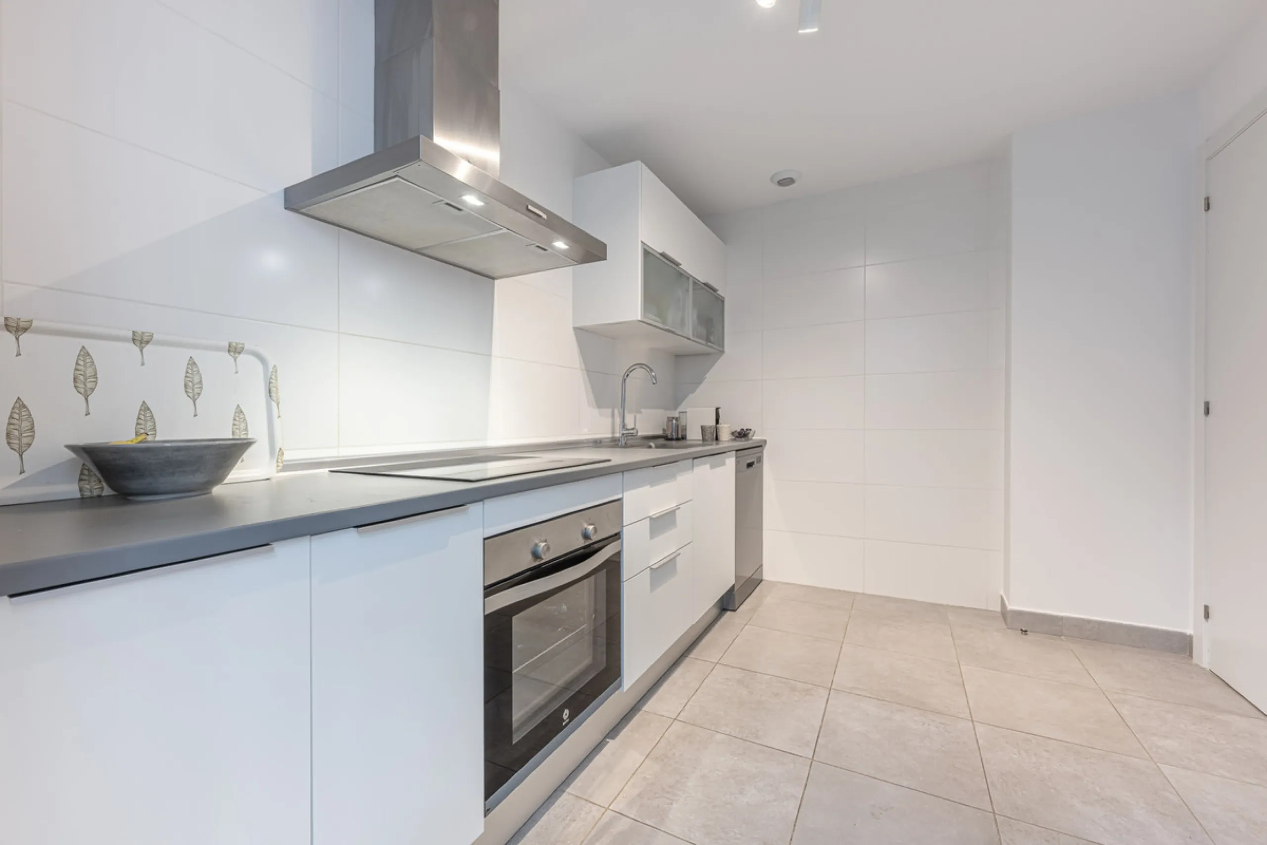 Apartment - Middle Floor Apartment в продаже в Estepona, Málaga. В доме 2 спален и 3 ванных комнат. Площадь дома 98 м²