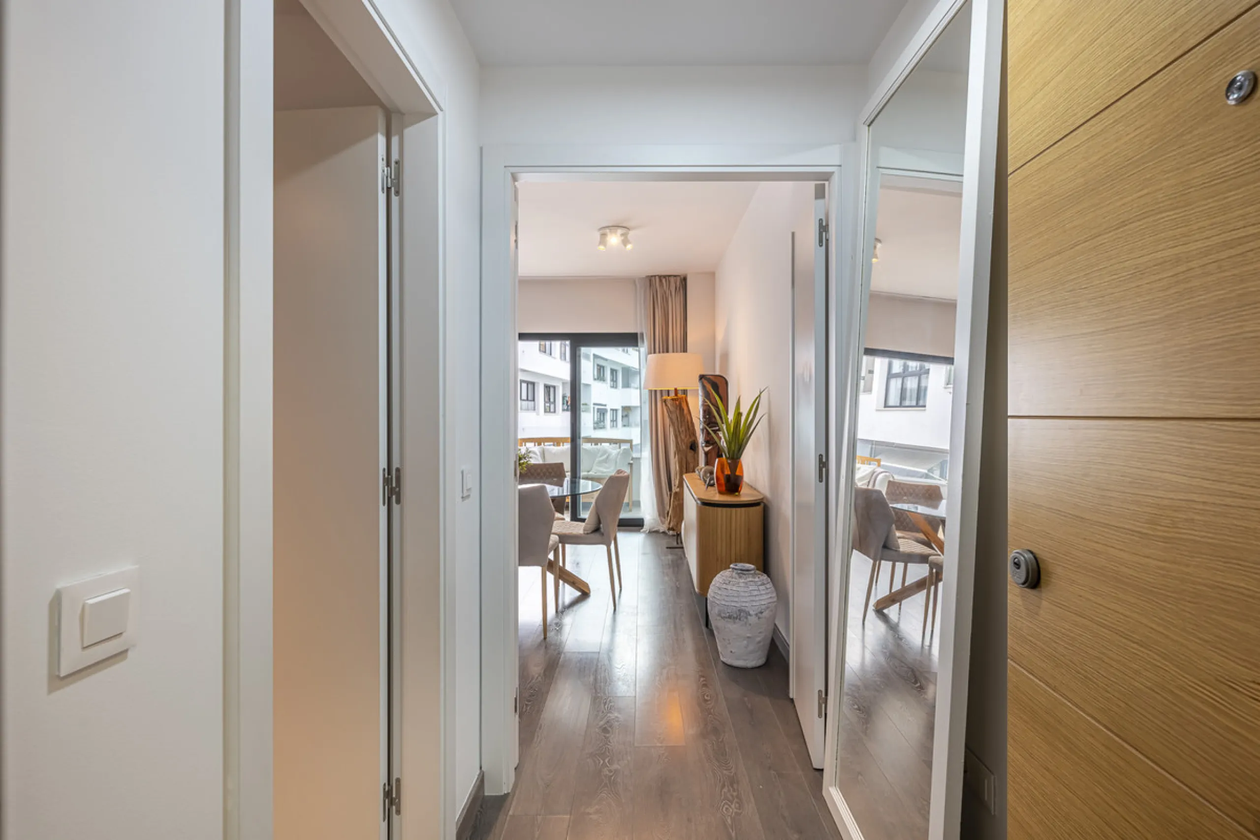 Apartment - Middle Floor Apartment в продаже в Estepona, Málaga. В доме 2 спален и 3 ванных комнат. Площадь дома 98 м²