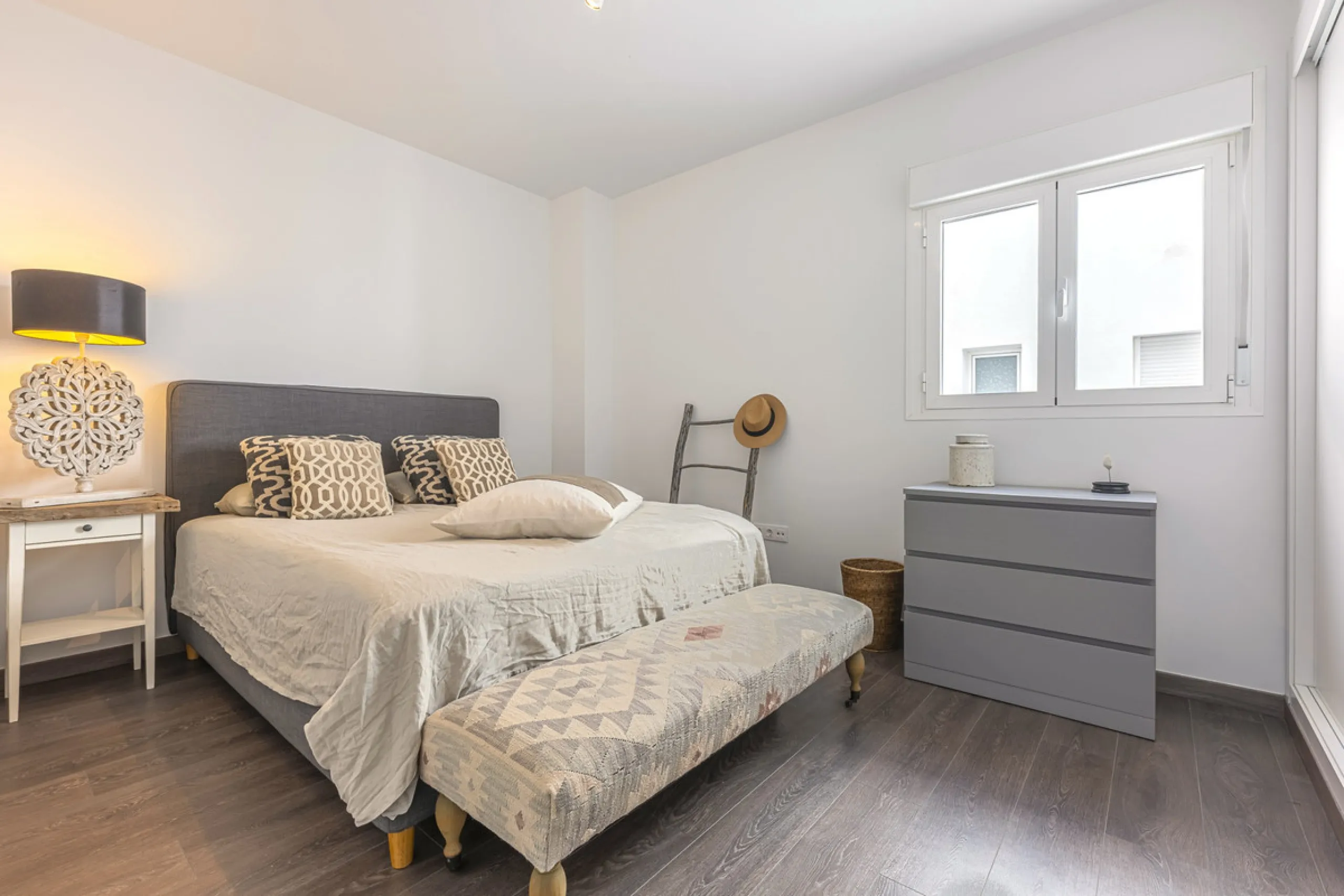 Apartment - Middle Floor Apartment в продаже в Estepona, Málaga. В доме 2 спален и 3 ванных комнат. Площадь дома 98 м²