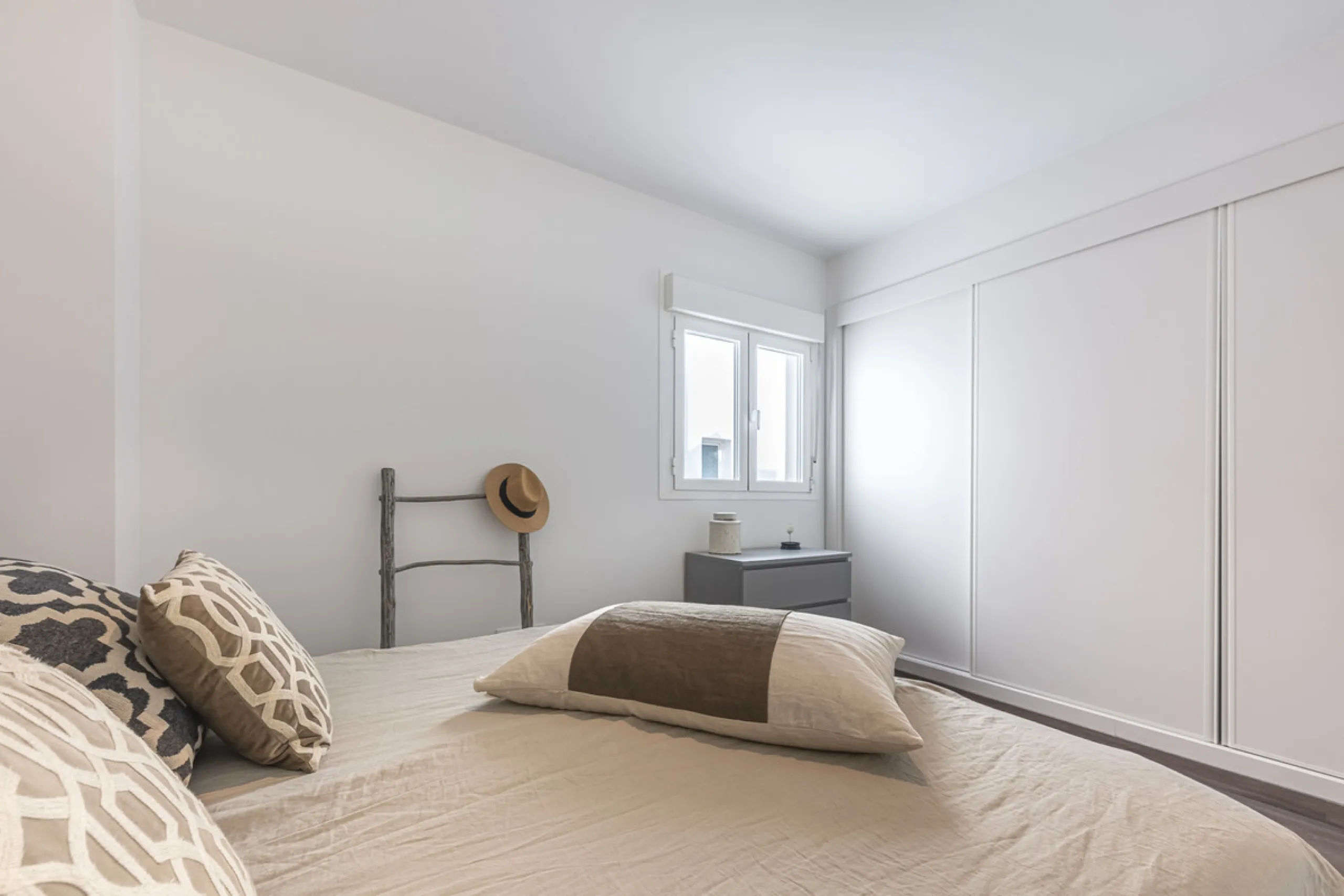Apartment - Middle Floor Apartment в продаже в Estepona, Málaga. В доме 2 спален и 3 ванных комнат. Площадь дома 98 м²