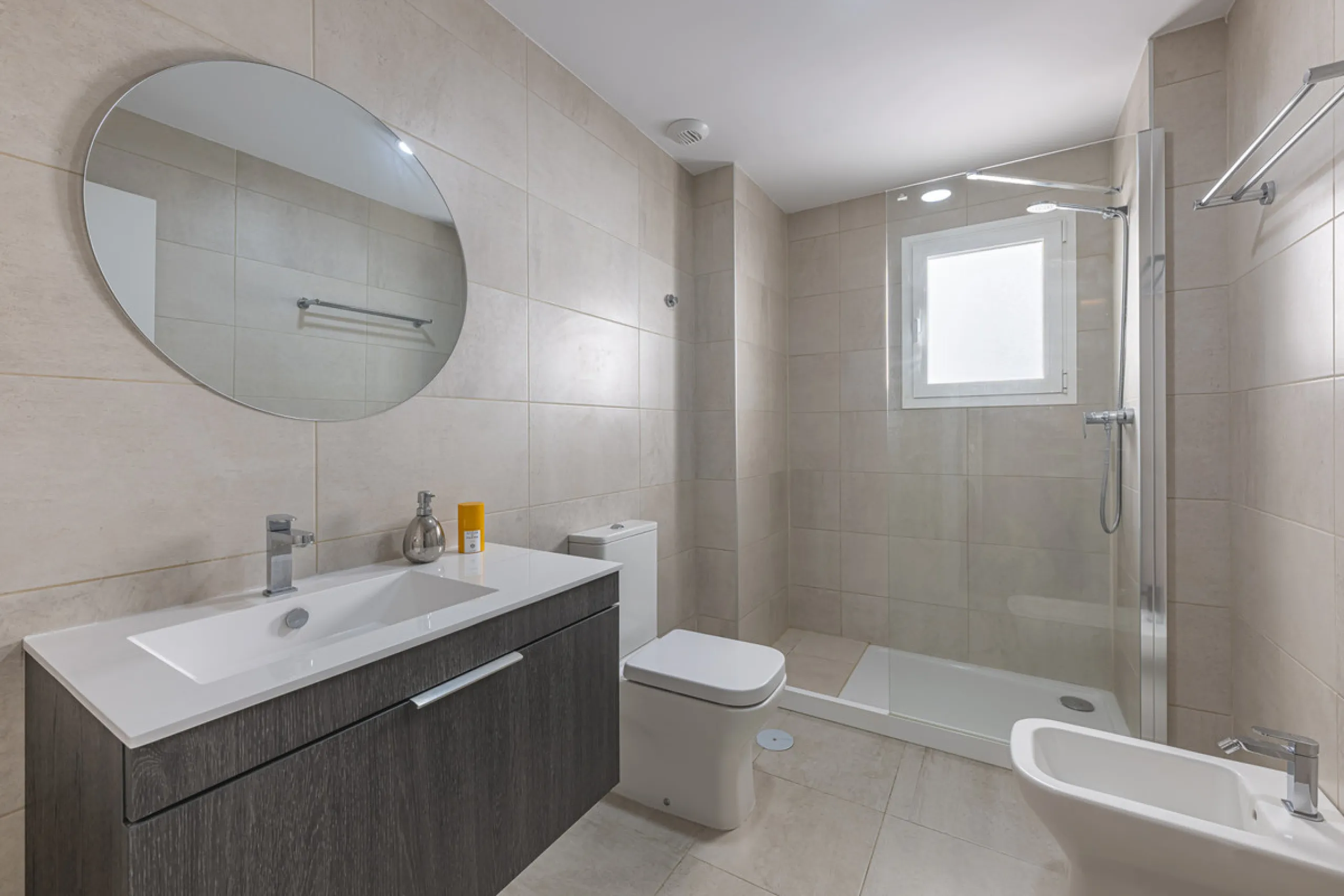 Apartment - Middle Floor Apartment в продаже в Estepona, Málaga. В доме 2 спален и 3 ванных комнат. Площадь дома 98 м²