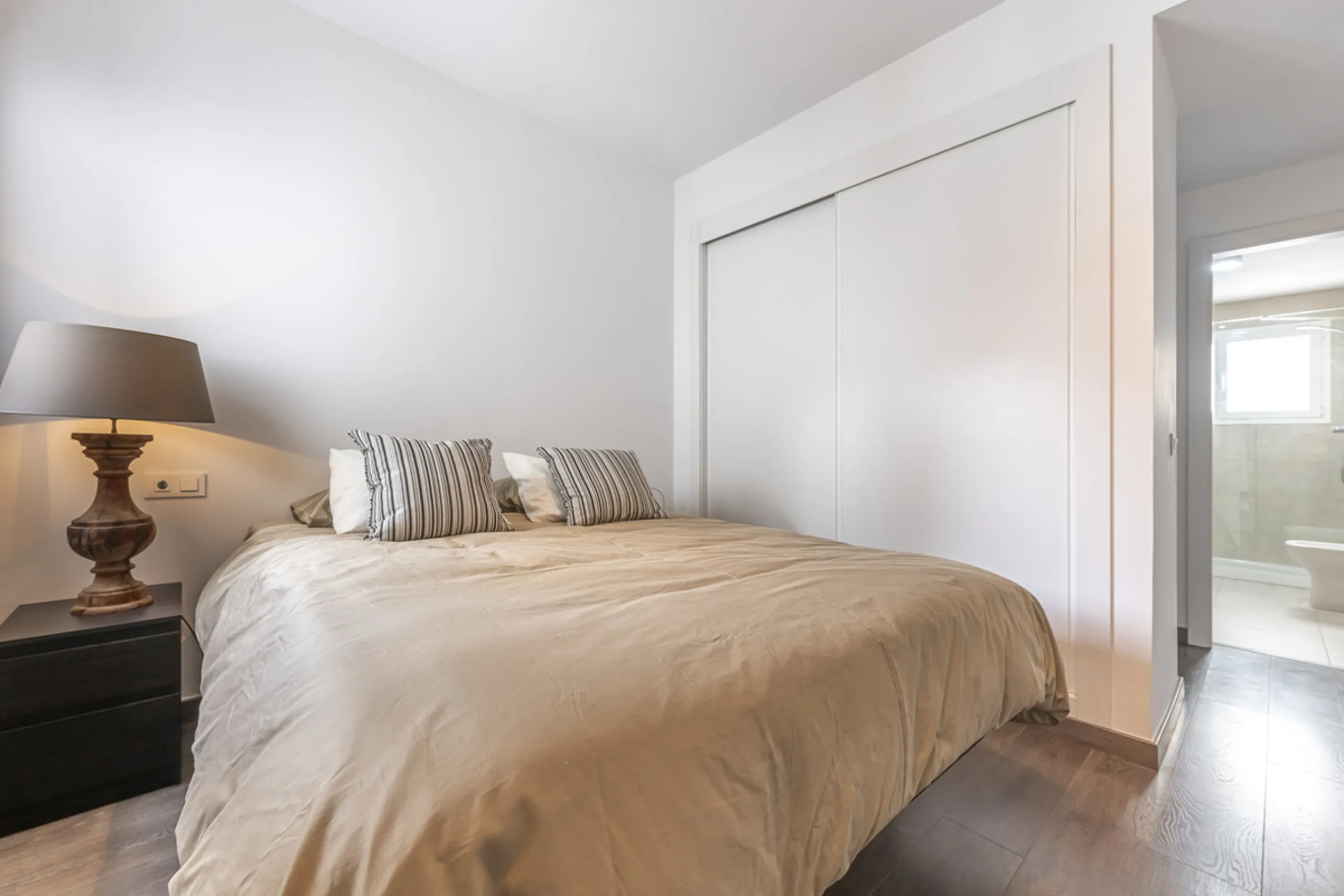 Apartment - Middle Floor Apartment в продаже в Estepona, Málaga. В доме 2 спален и 3 ванных комнат. Площадь дома 98 м²