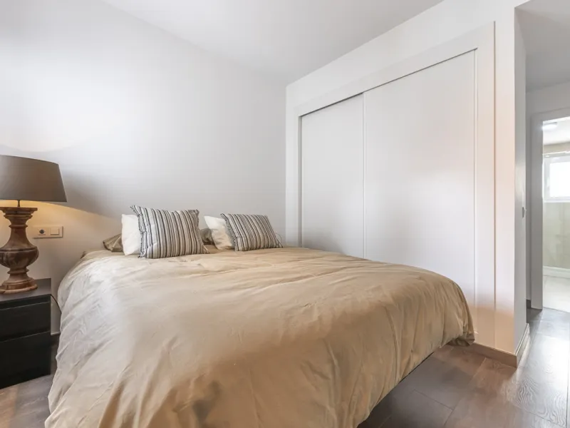 Apartment - Middle Floor Apartment в продаже в Estepona, Málaga. В доме 2 спален и 3 ванных комнат. Площадь дома 98 м²