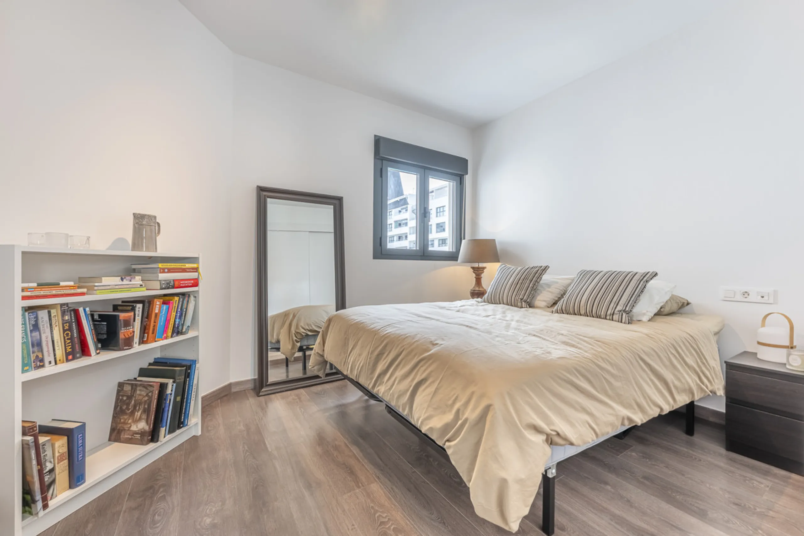 Apartment - Middle Floor Apartment в продаже в Estepona, Málaga. В доме 2 спален и 3 ванных комнат. Площадь дома 98 м²