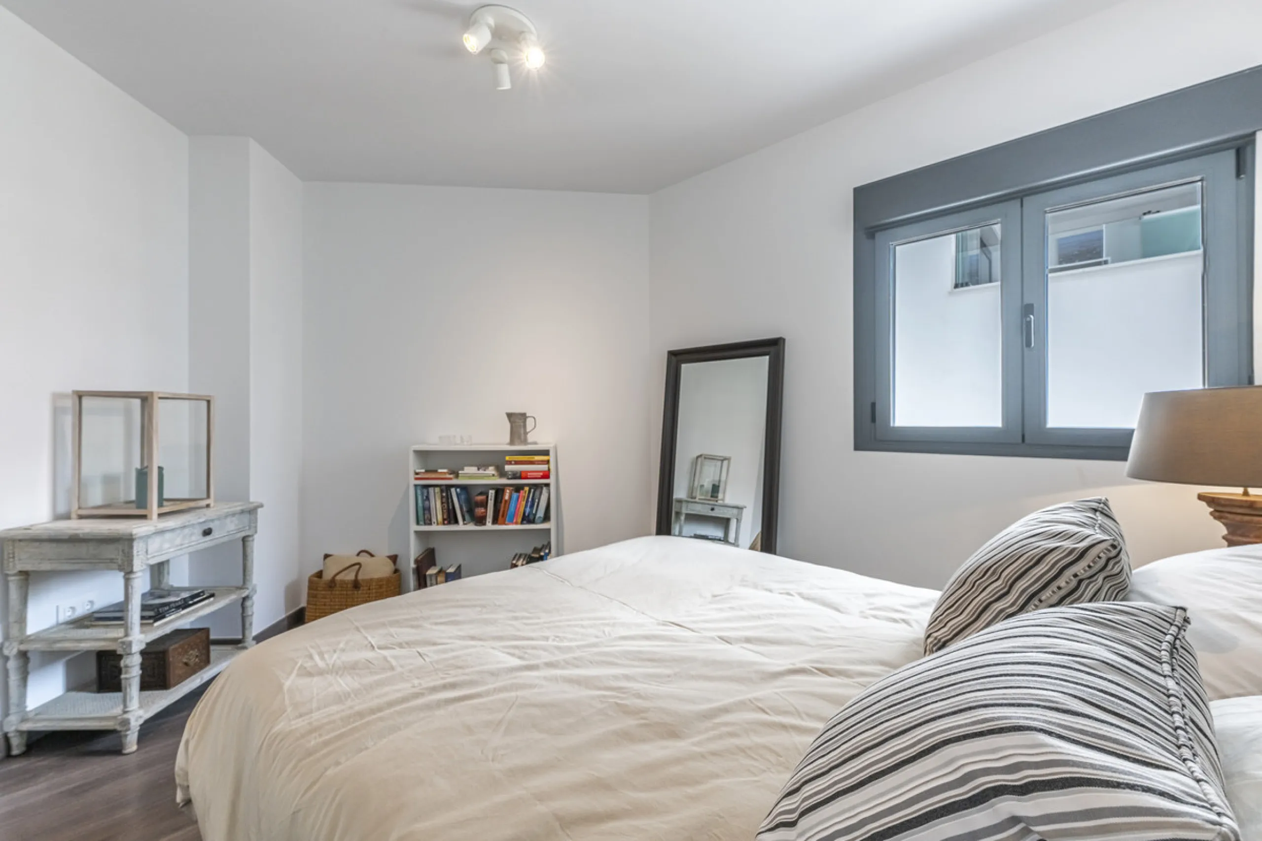 Apartment - Middle Floor Apartment в продаже в Estepona, Málaga. В доме 2 спален и 3 ванных комнат. Площадь дома 98 м²
