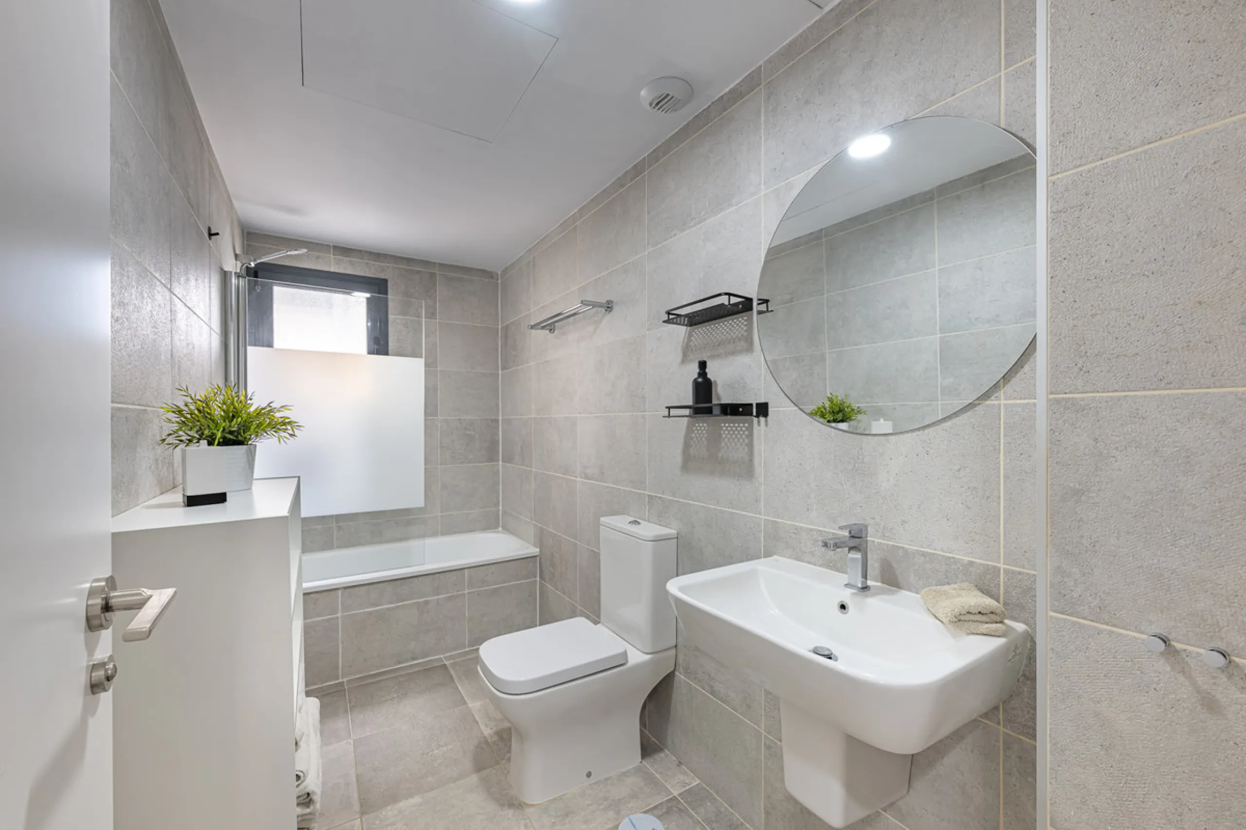 Apartment - Middle Floor Apartment в продаже в Estepona, Málaga. В доме 2 спален и 3 ванных комнат. Площадь дома 98 м²