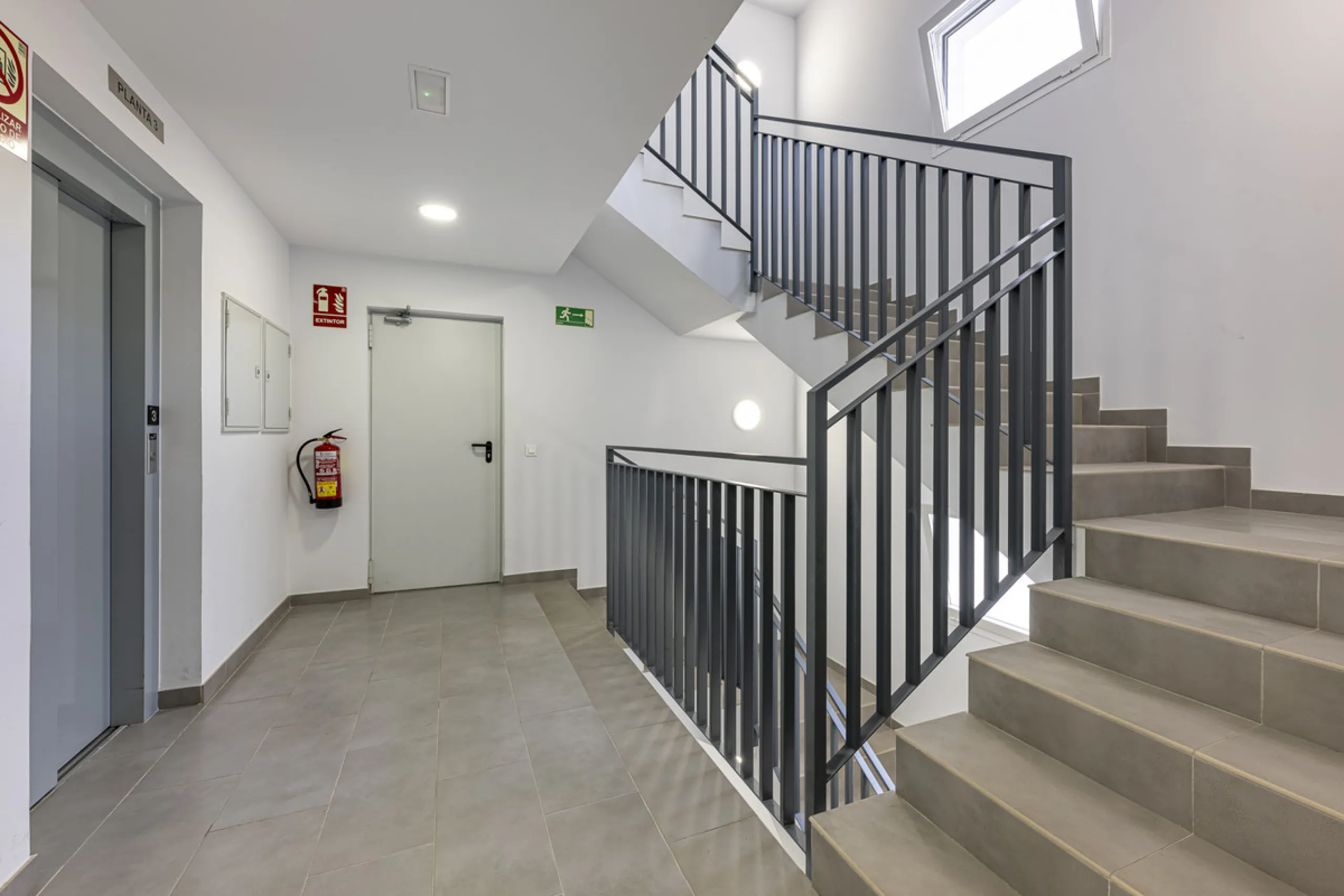 Apartment - Middle Floor Apartment в продаже в Estepona, Málaga. В доме 2 спален и 3 ванных комнат. Площадь дома 98 м²