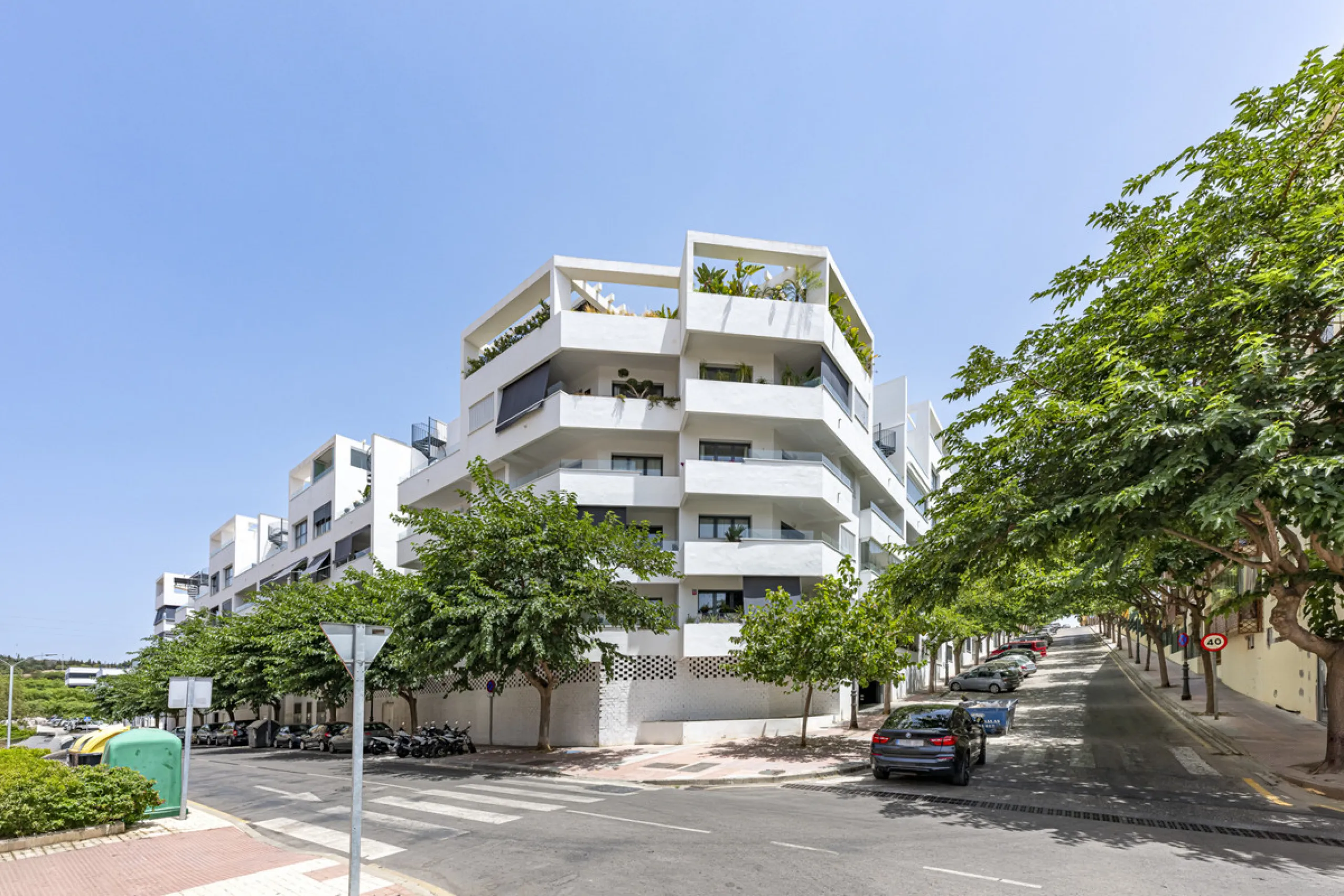 Apartment - Middle Floor Apartment в продаже в Estepona, Málaga. В доме 2 спален и 3 ванных комнат. Площадь дома 98 м²
