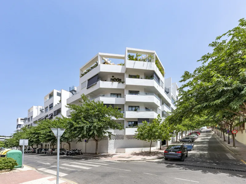 Apartment - Middle Floor Apartment в продаже в Estepona, Málaga. В доме 2 спален и 3 ванных комнат. Площадь дома 98 м²