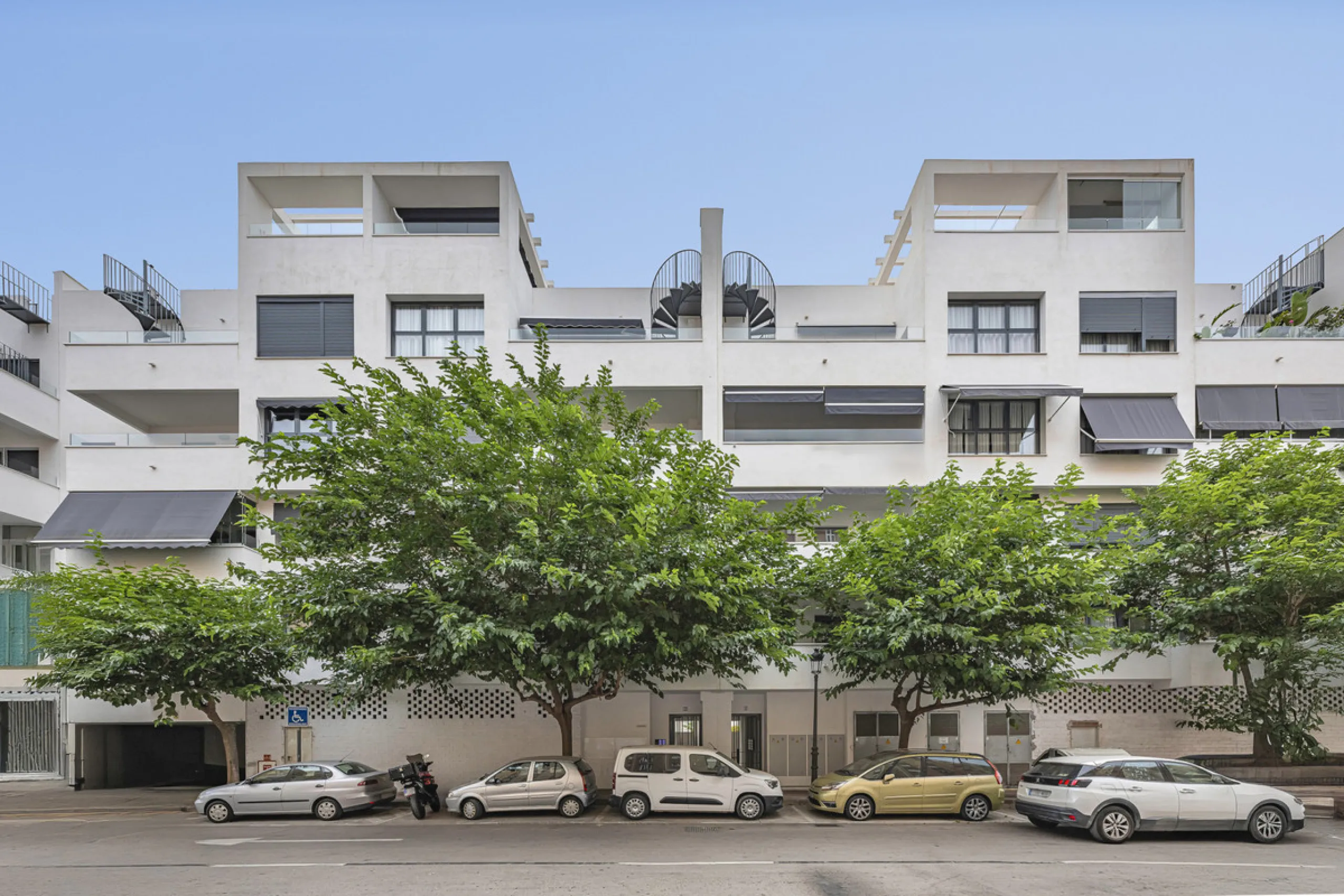 Apartment - Middle Floor Apartment в продаже в Estepona, Málaga. В доме 2 спален и 3 ванных комнат. Площадь дома 98 м²