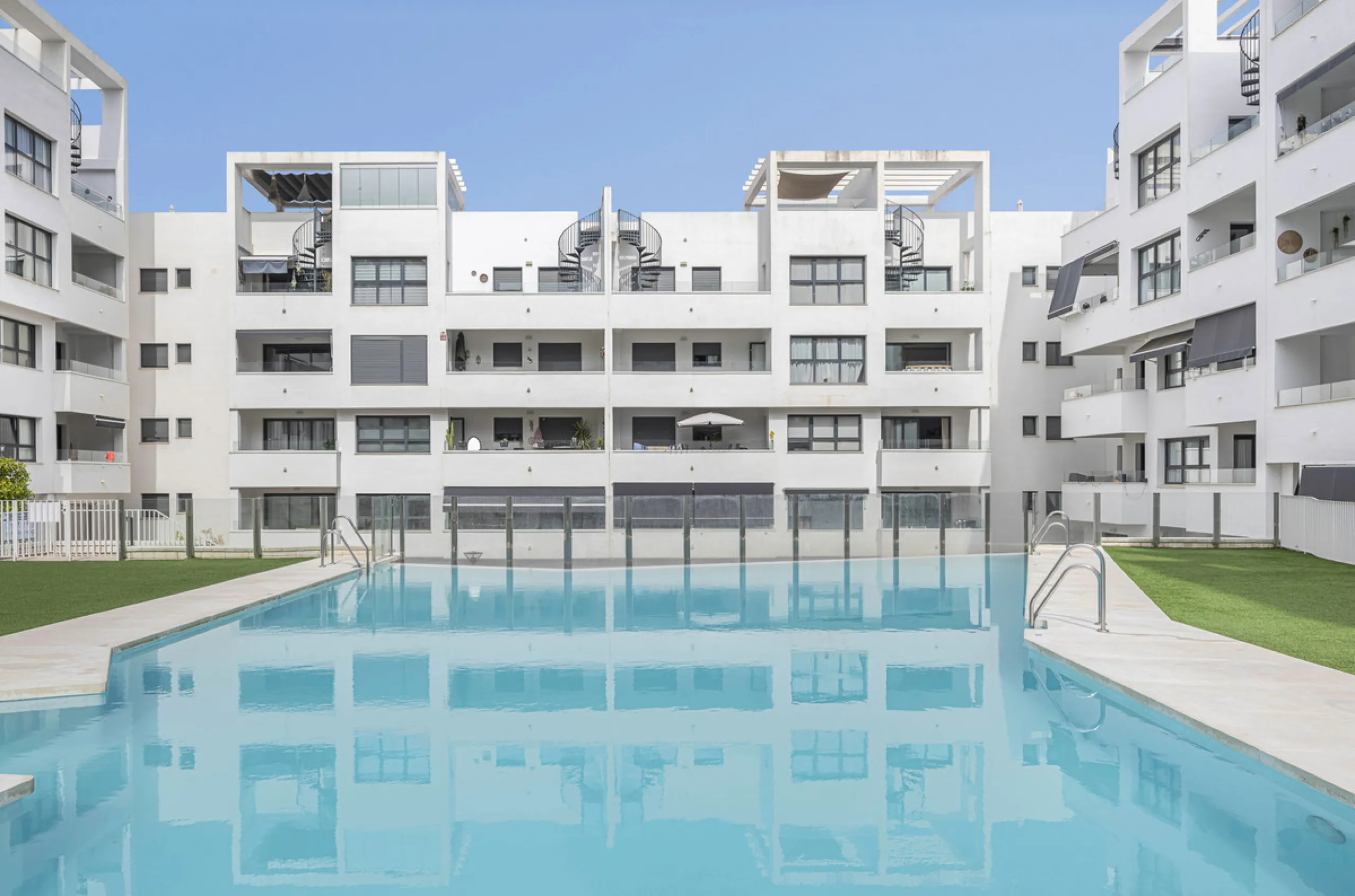 Apartment - Middle Floor Apartment в продаже в Estepona, Málaga. В доме 2 спален и 3 ванных комнат. Площадь дома 98 м²