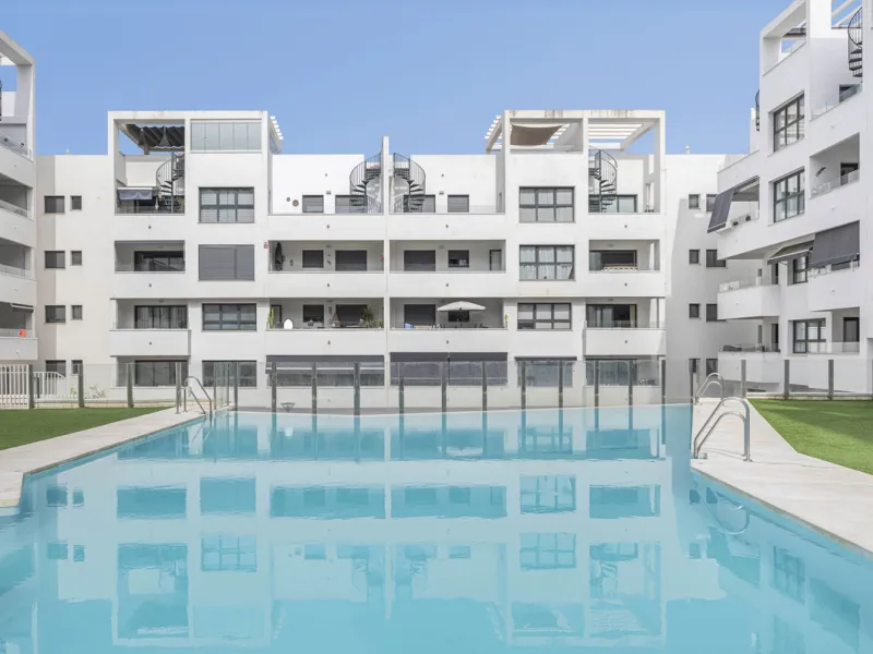 Apartment - Middle Floor Apartment в продаже в Estepona, Málaga. В доме 2 спален и 3 ванных комнат. Площадь дома 98 м²