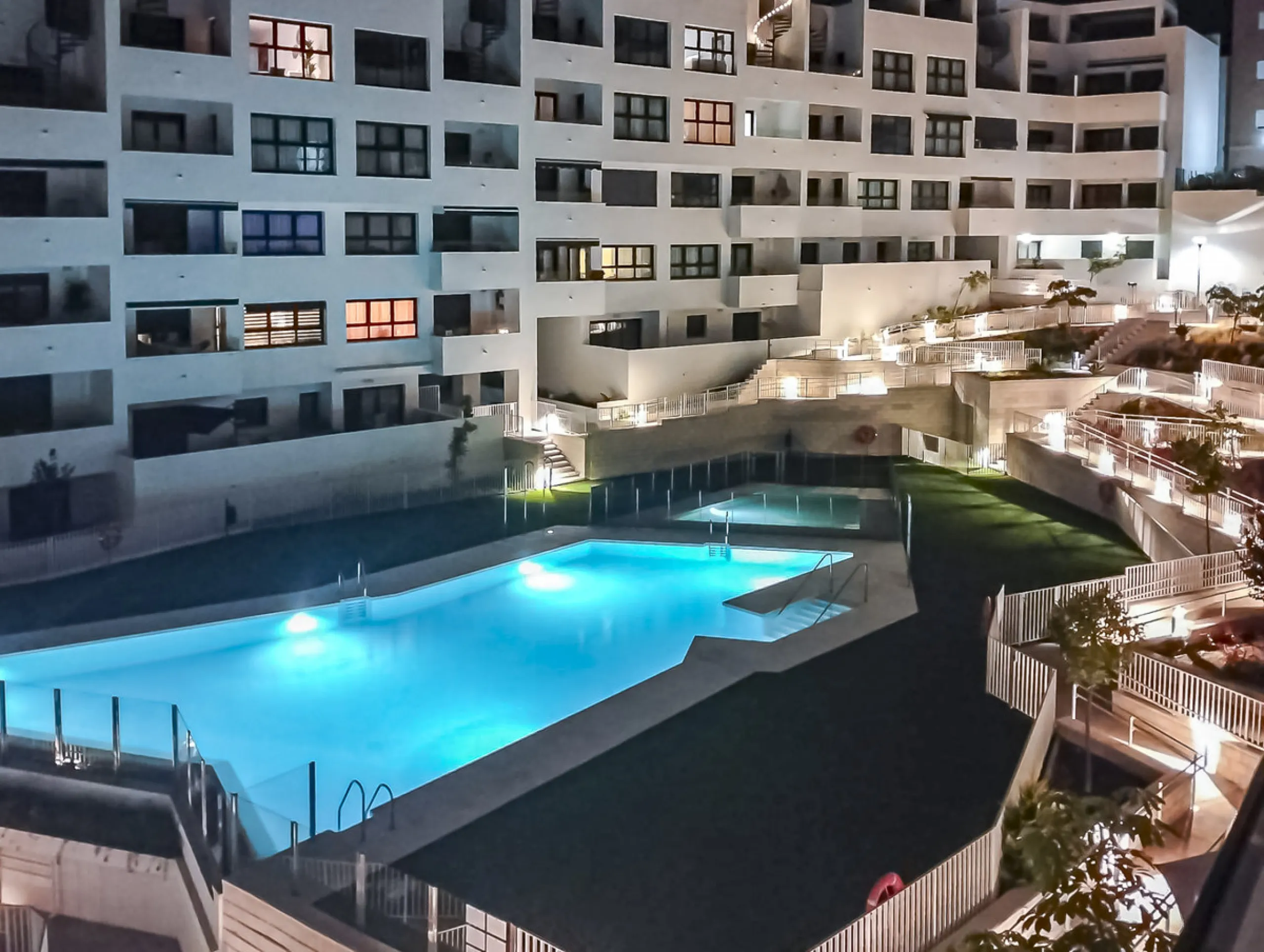 Apartment - Middle Floor Apartment в продаже в Estepona, Málaga. В доме 2 спален и 3 ванных комнат. Площадь дома 98 м²