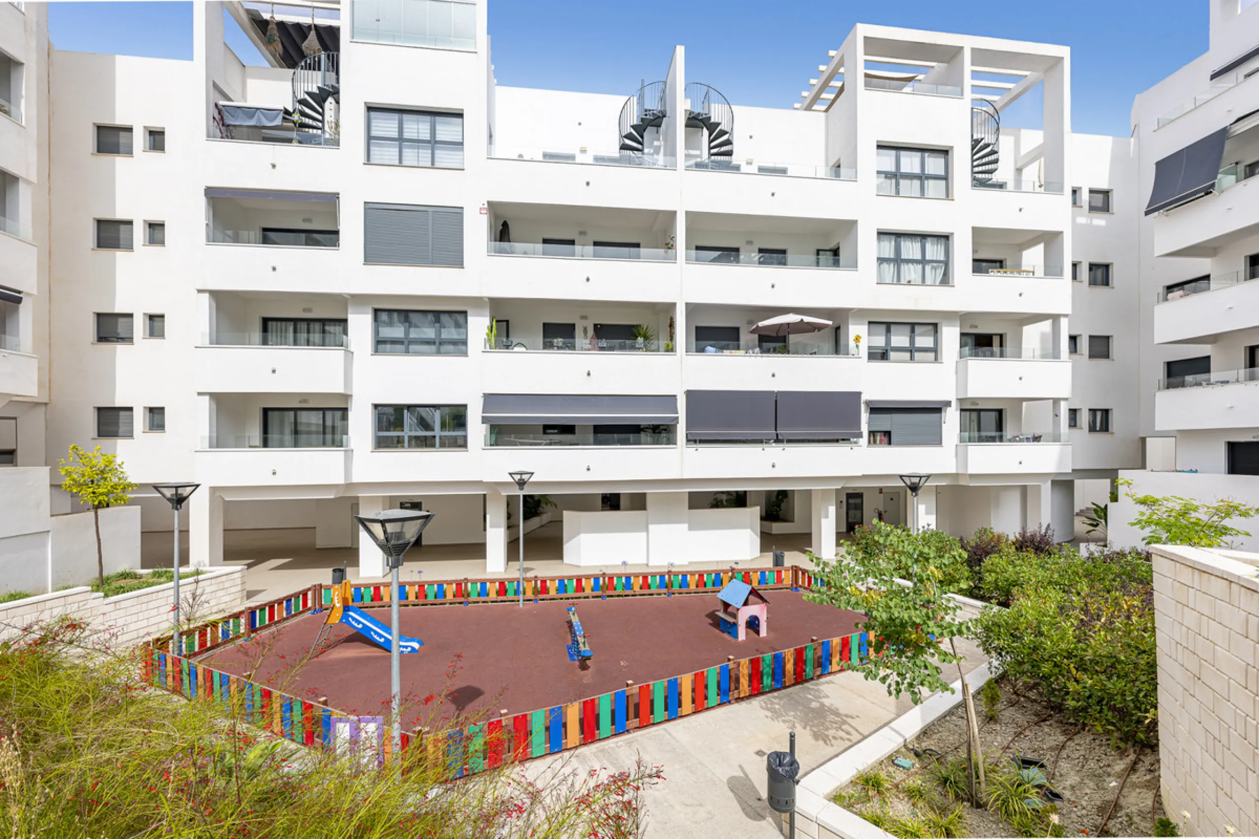 Apartment - Middle Floor Apartment в продаже в Estepona, Málaga. В доме 2 спален и 3 ванных комнат. Площадь дома 98 м²