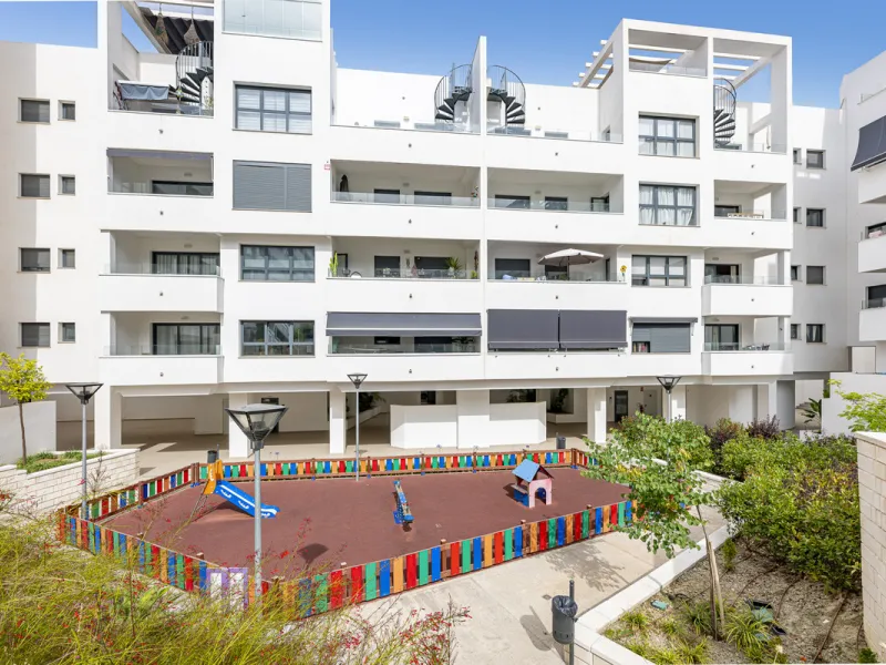Apartment - Middle Floor Apartment в продаже в Estepona, Málaga. В доме 2 спален и 3 ванных комнат. Площадь дома 98 м²