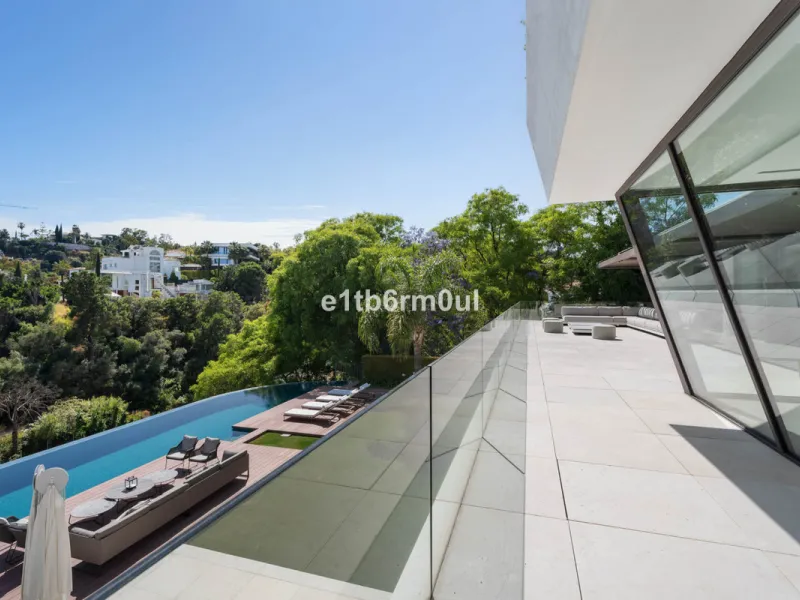 Experience the pinnacle of modern Mediterranean architecture with this brand-new designer villa nestled in the prestigious La Quinta residential enclave of Benahavís. Offering breathtaking panoramic sea and golf course views, this exquisitely crafted home