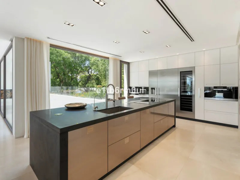 Experience the pinnacle of modern Mediterranean architecture with this brand-new designer villa nestled in the prestigious La Quinta residential enclave of Benahavís. Offering breathtaking panoramic sea and golf course views, this exquisitely crafted home